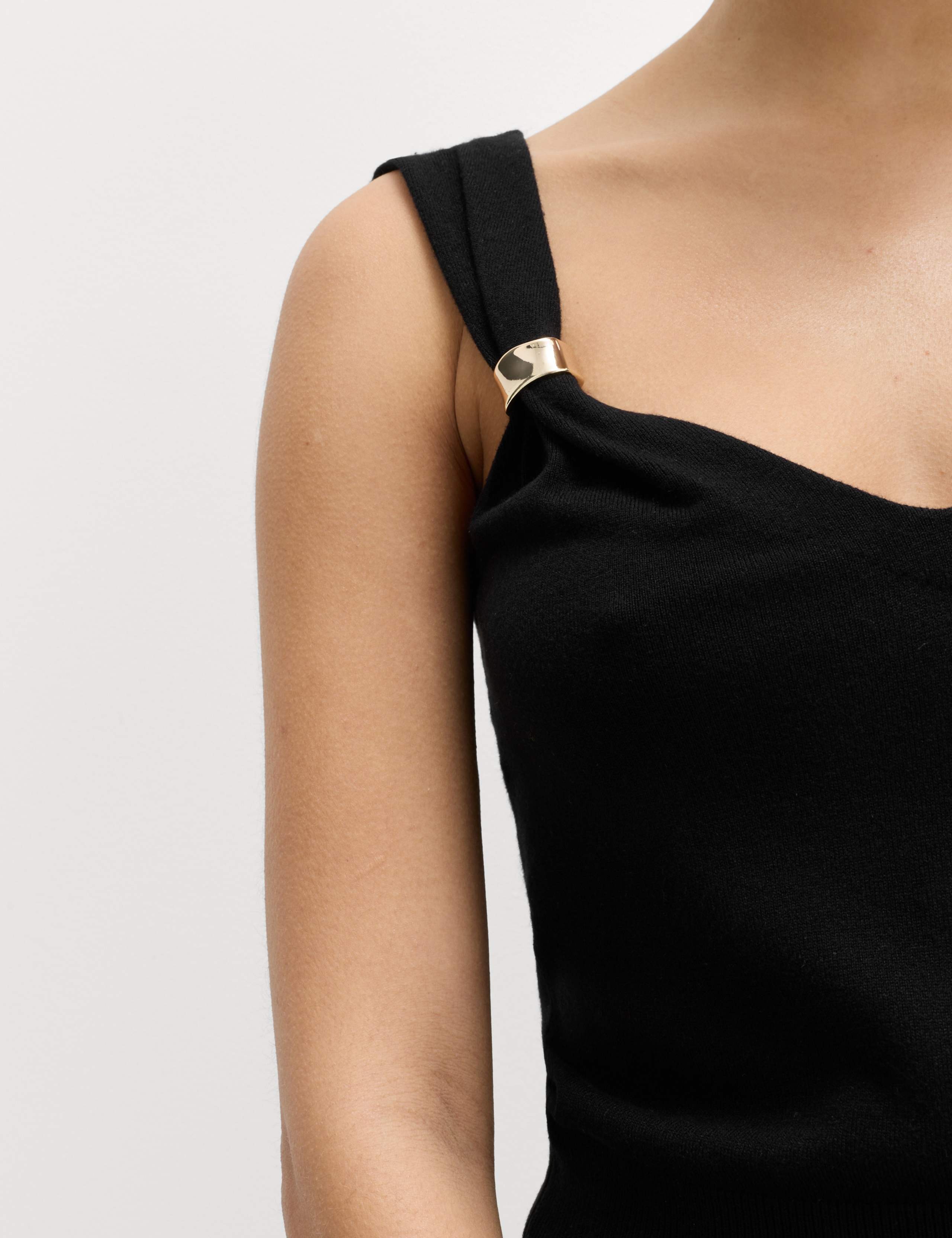 Hardware Detail Slim Fit Cropped Knitted Vest 4 of 6