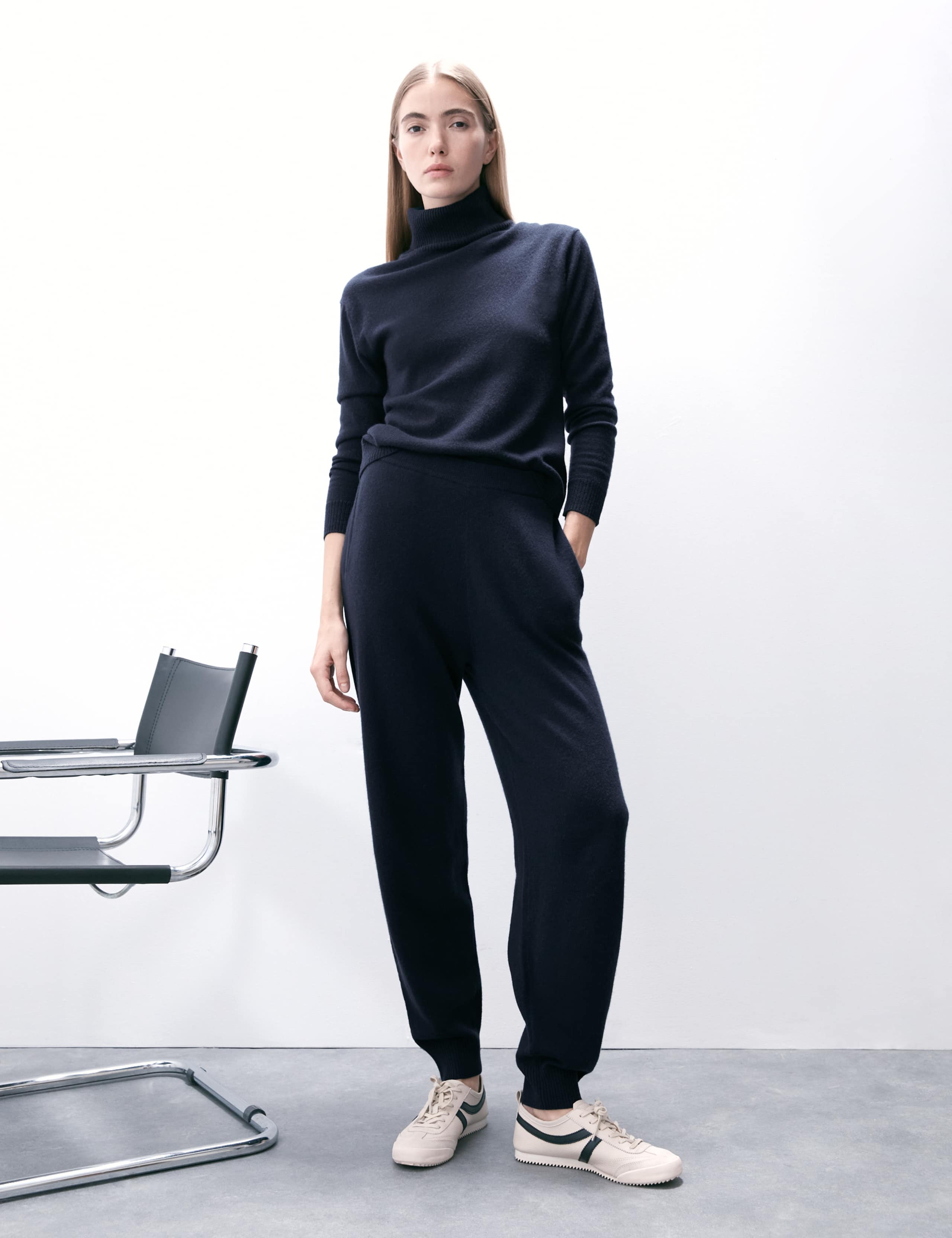 Pure Cashmere Tapered Ankle Grazer Joggers 5 of 6