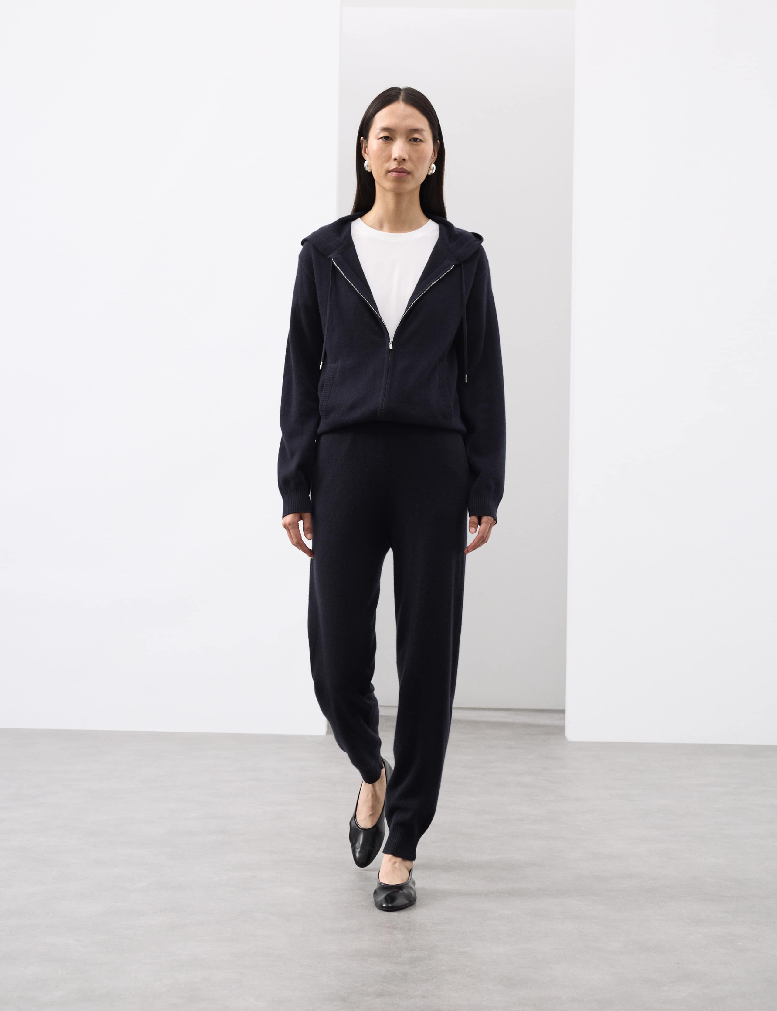 Pure Cashmere Tapered Ankle Grazer Joggers 3 of 7