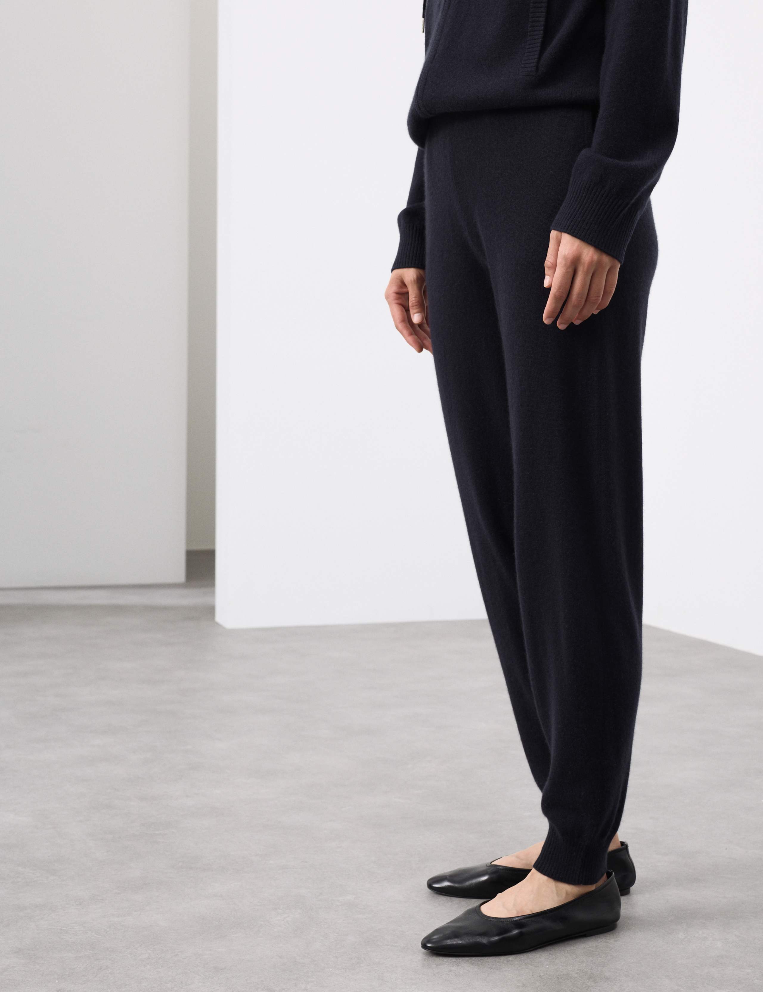 Pure Cashmere Tapered Ankle Grazer Joggers 4 of 7