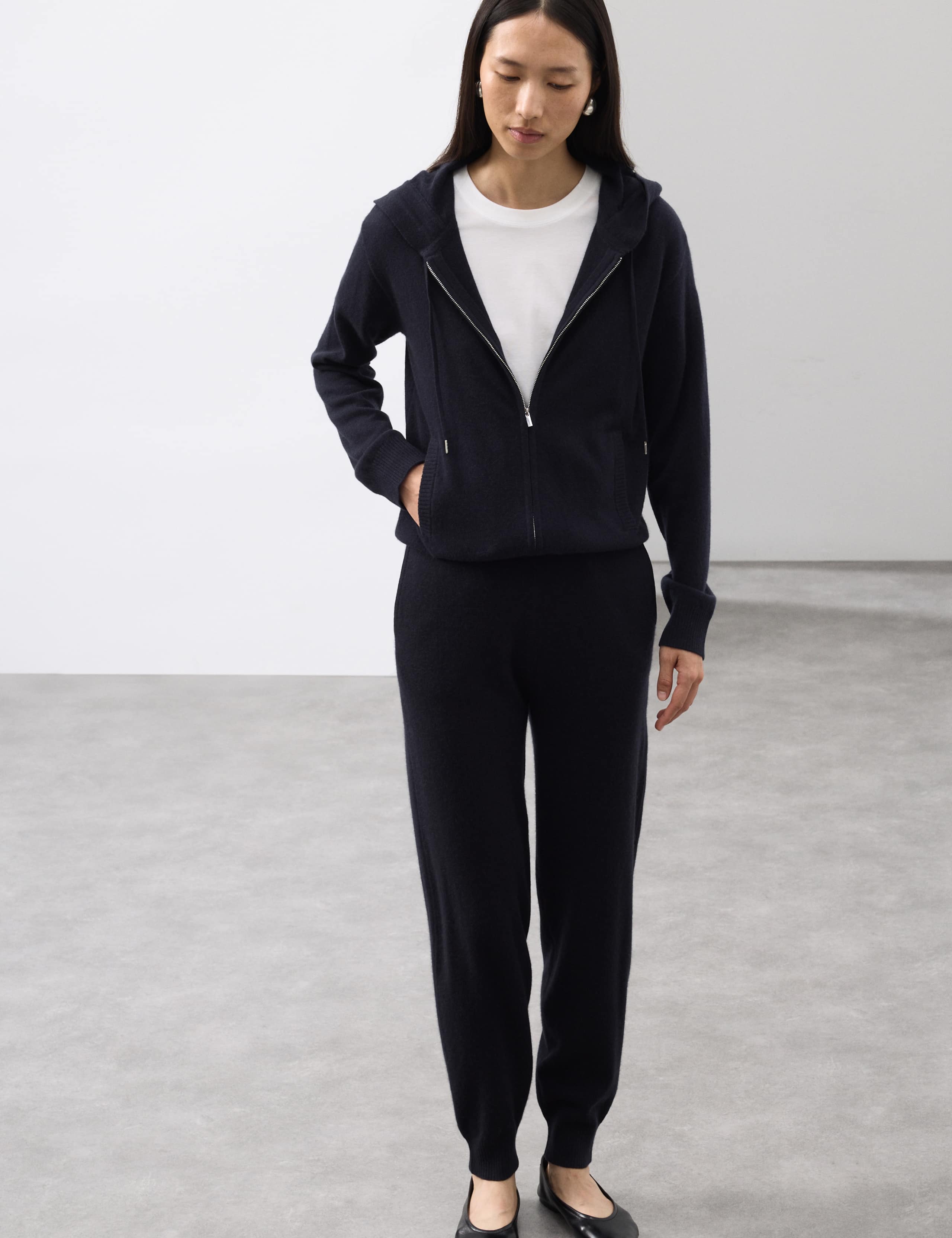 Pure Cashmere Tapered Ankle Grazer Joggers 5 of 7