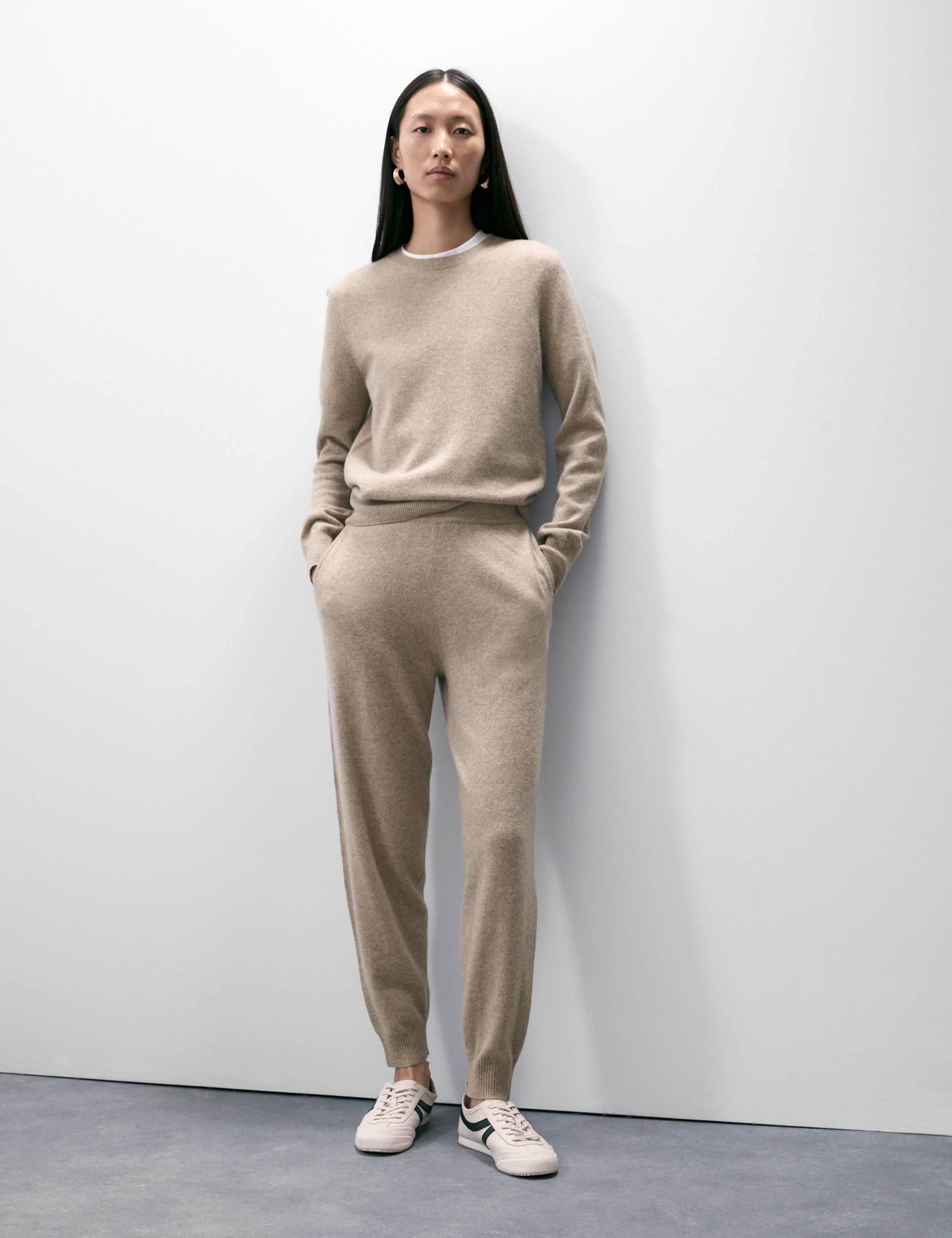 Pure Cashmere Tapered Ankle Grazer Joggers 4 of 7