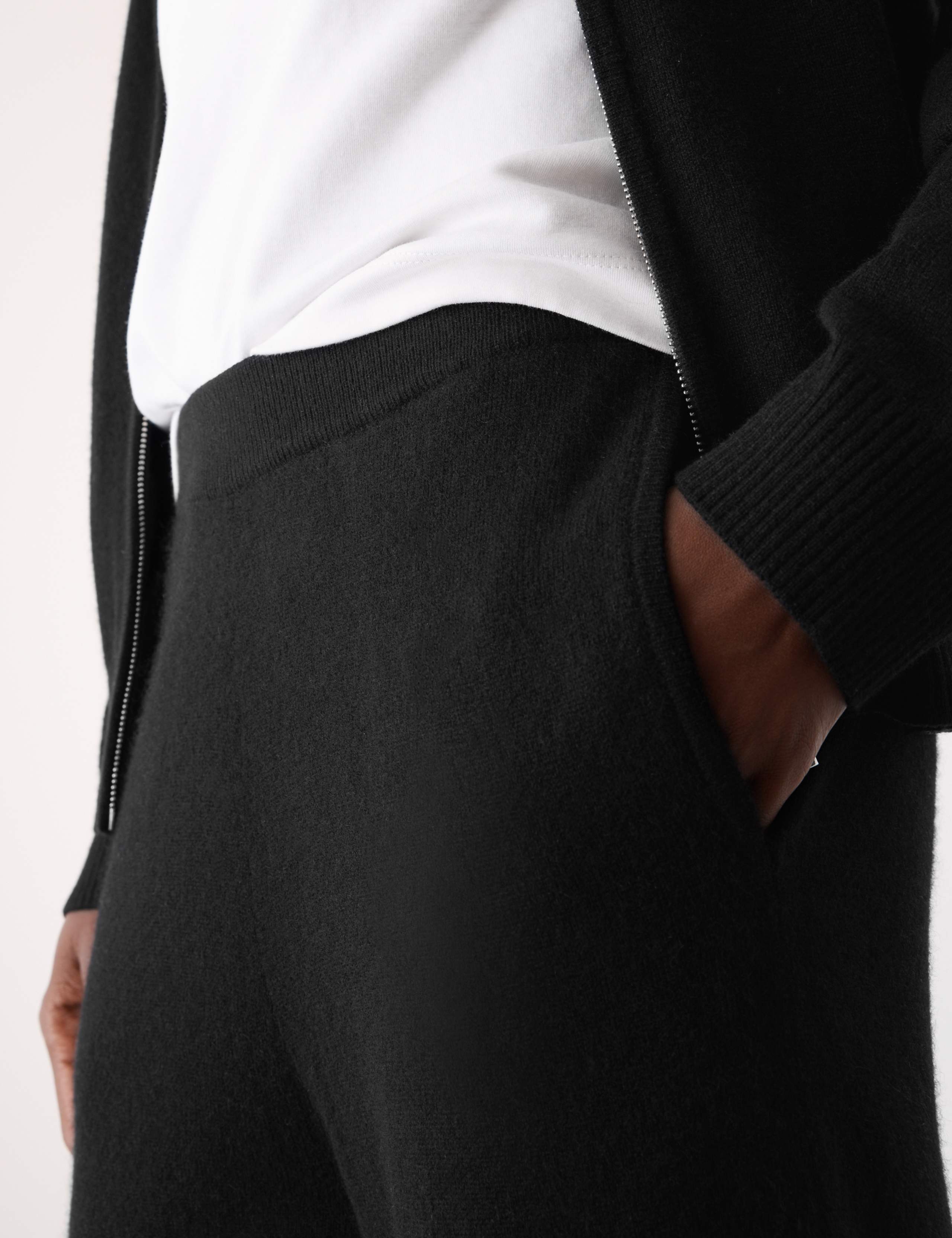 Pure Cashmere Tapered Ankle Grazer Joggers 3 of 7