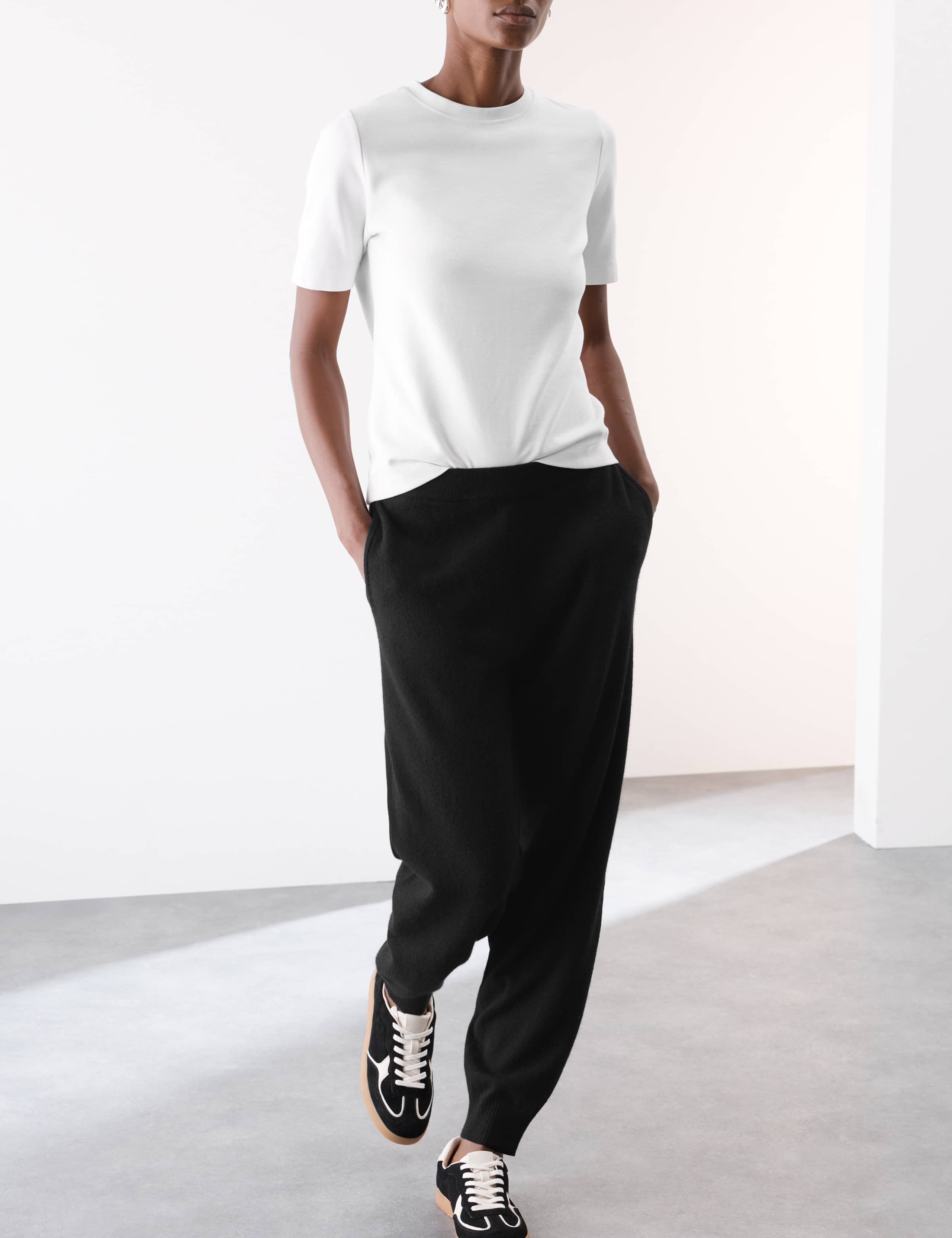 Pure Cashmere Tapered Ankle Grazer Joggers 5 of 7