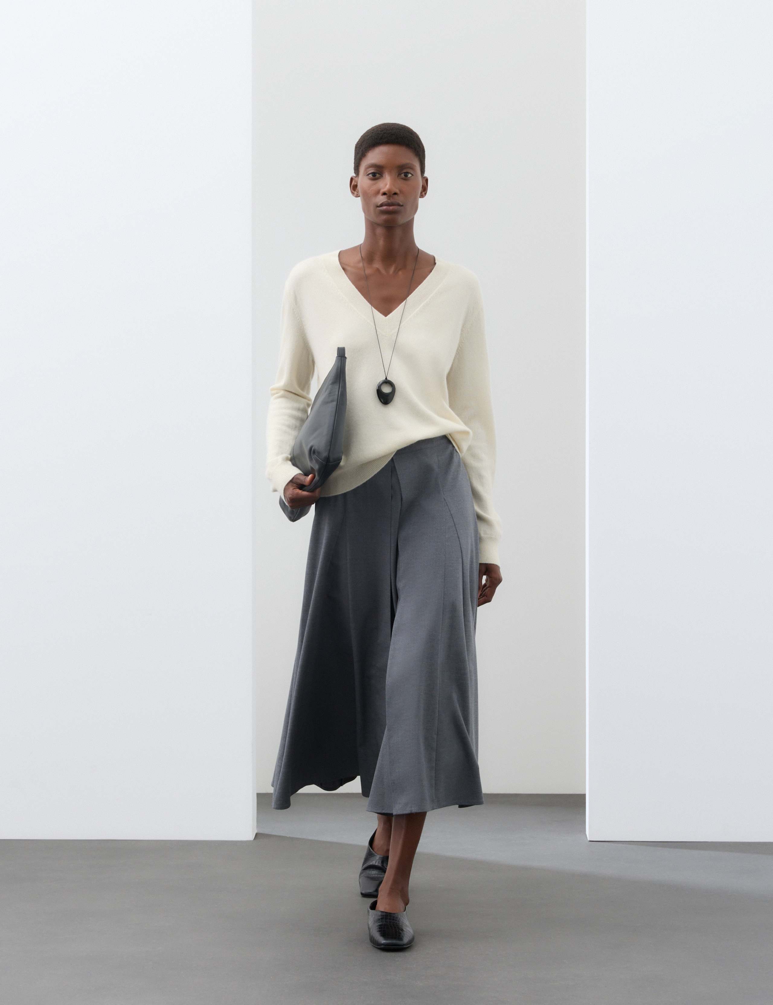 Pure Cashmere V-Neck Relaxed Jumper 5 of 6