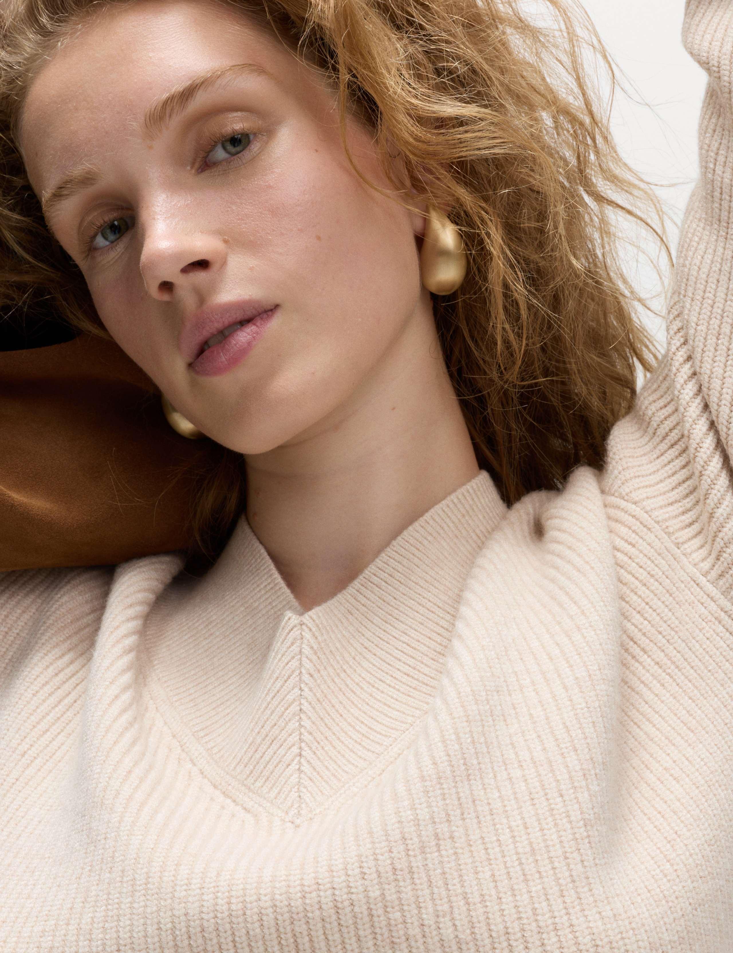 Ribbed V-Neck Relaxed Jumper 4 of 6