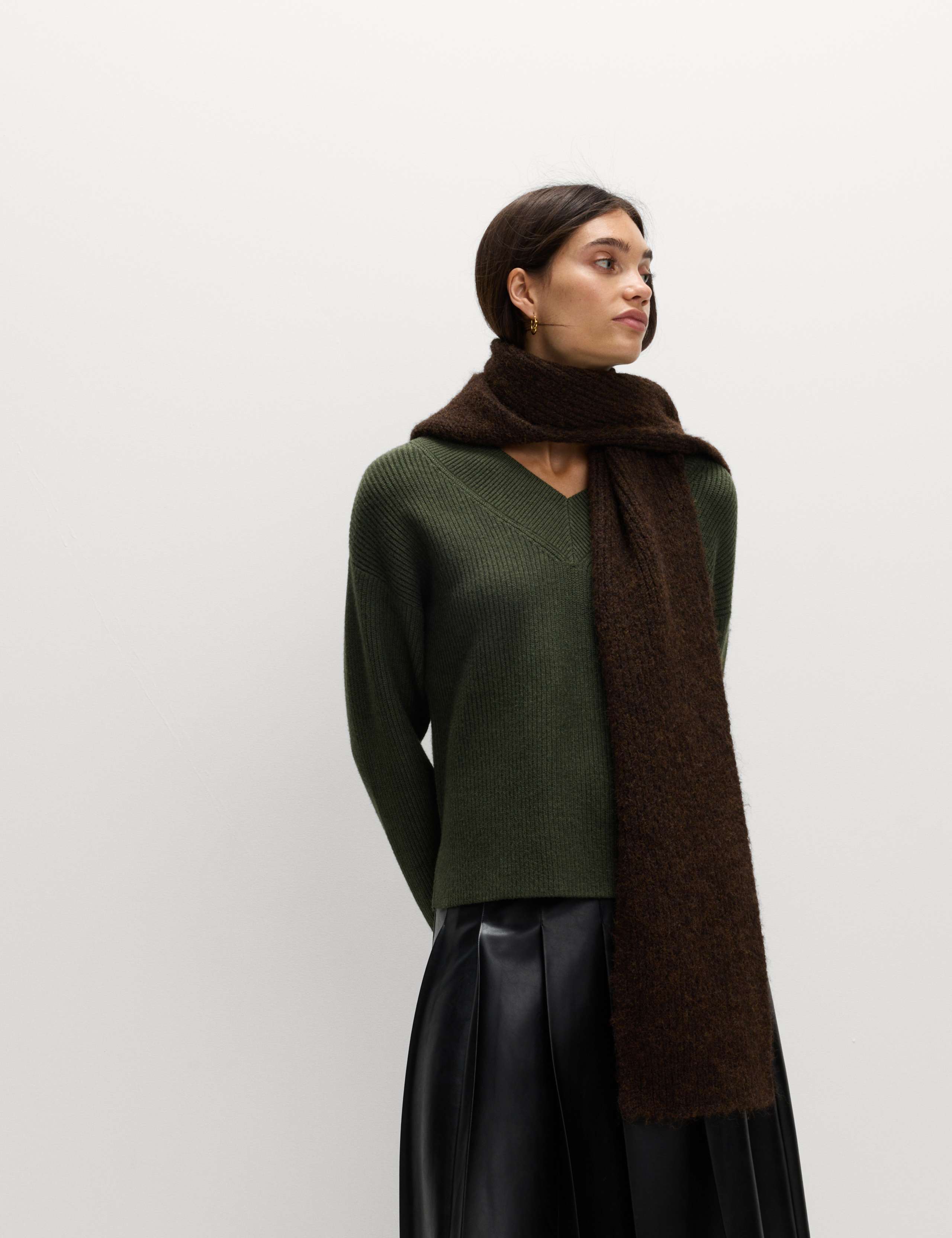 Ribbed V-Neck Relaxed Jumper 3 of 6