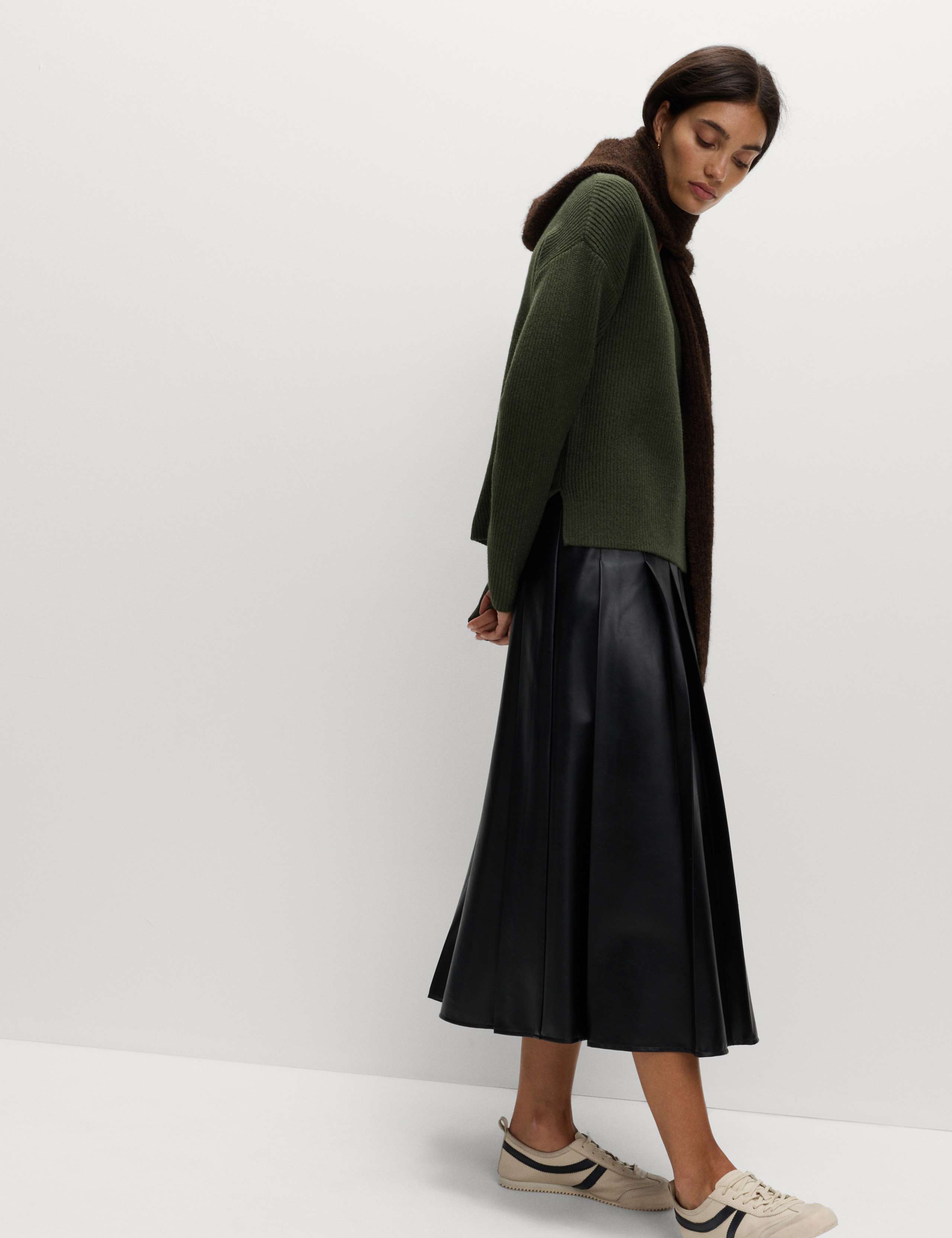 Ribbed V-Neck Relaxed Jumper 6 of 6