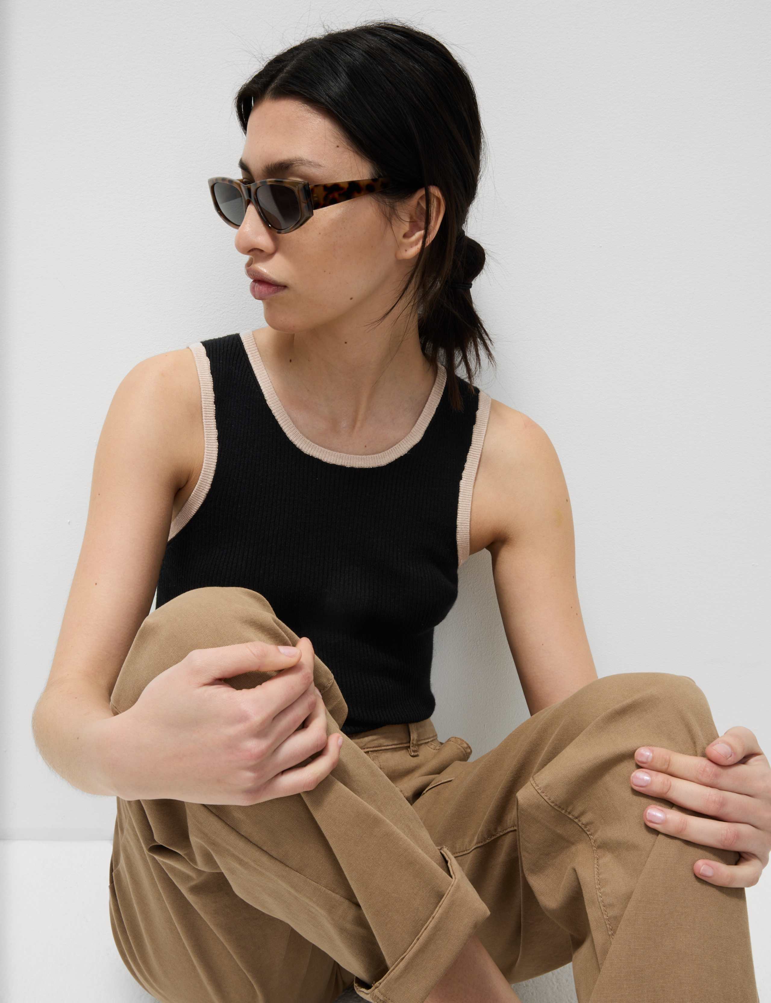 Ribbed Fitted Tipped Detail Vest 4 of 6
