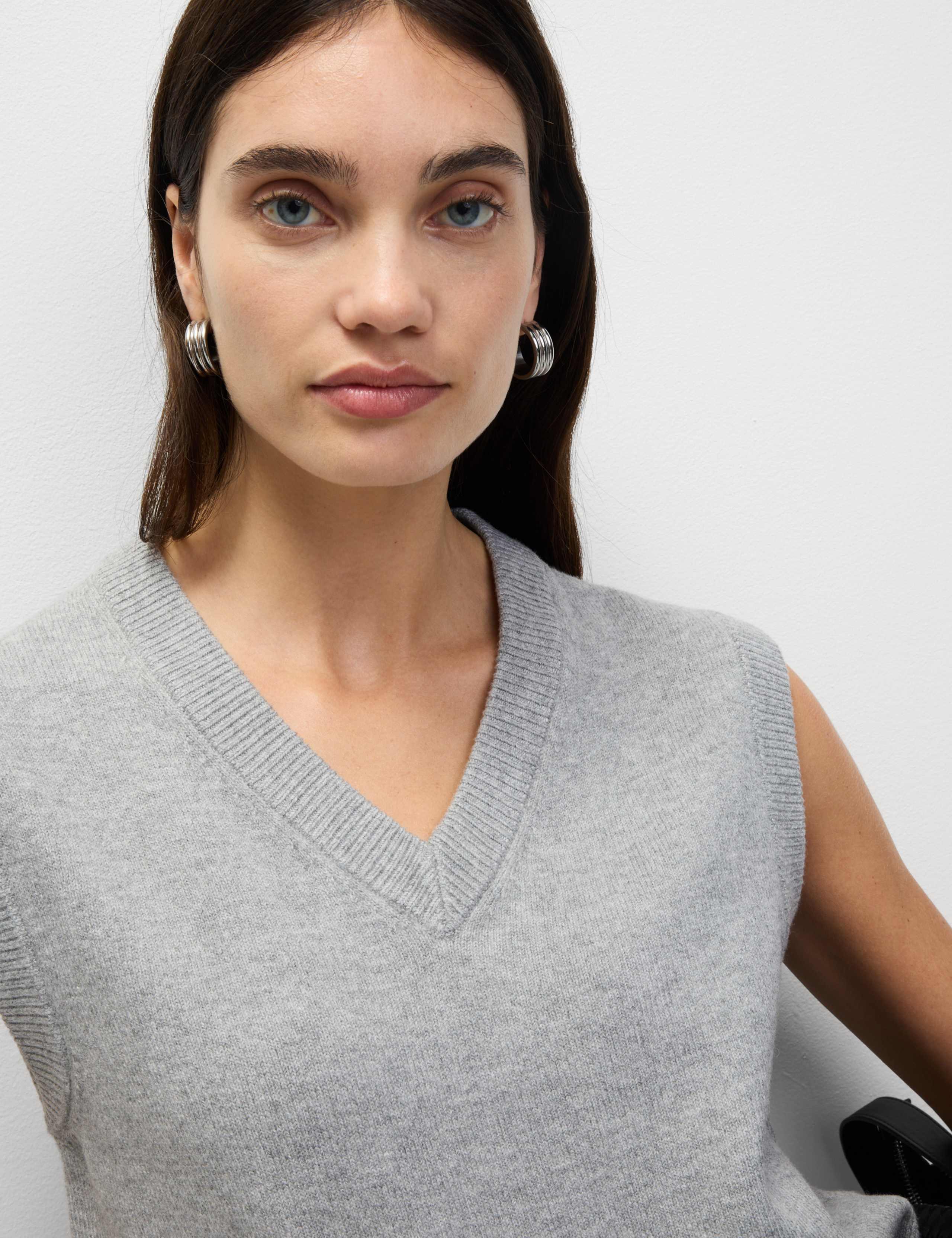 Air Yarn V-Neck Tabard 5 of 7