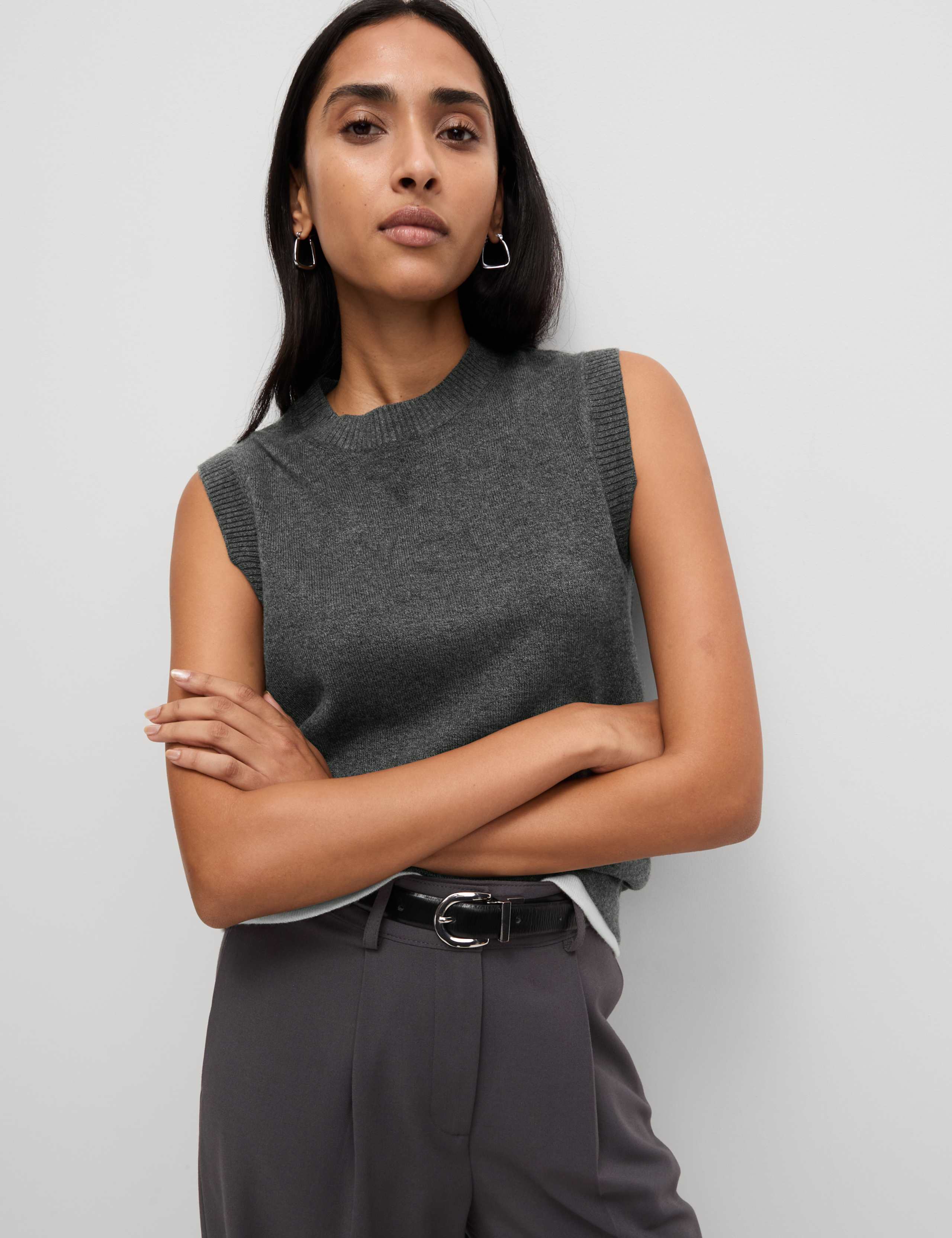 Air-Yarn Crew Neck Tipped Detail Knitted Vest 1 of 7
