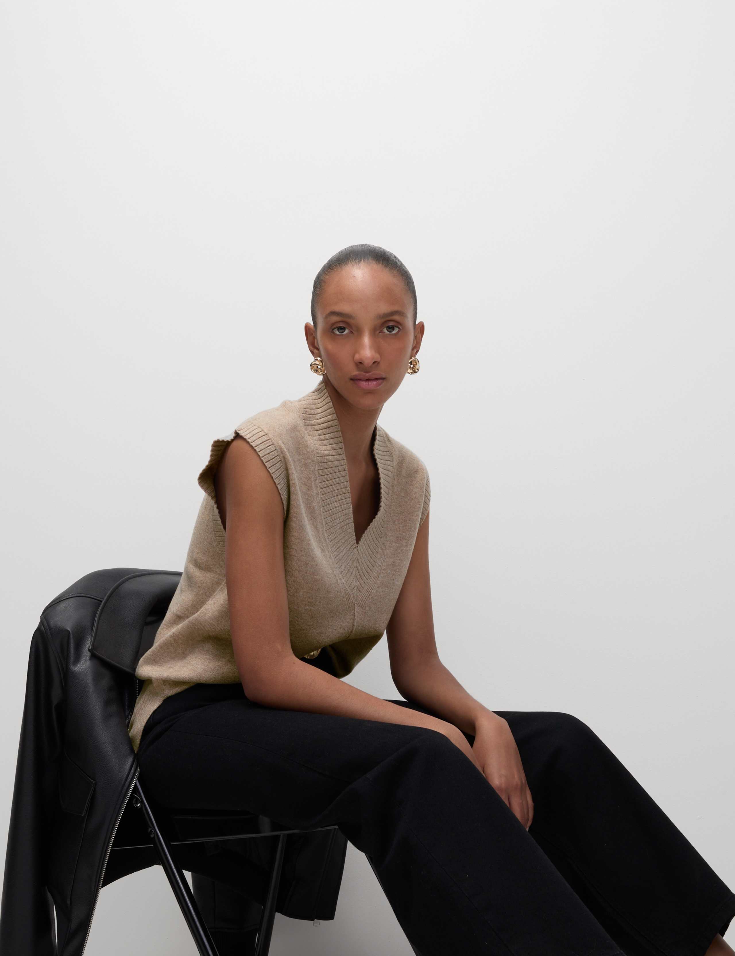 Textured V-Neck Relaxed Knitted Vest 1 of 7