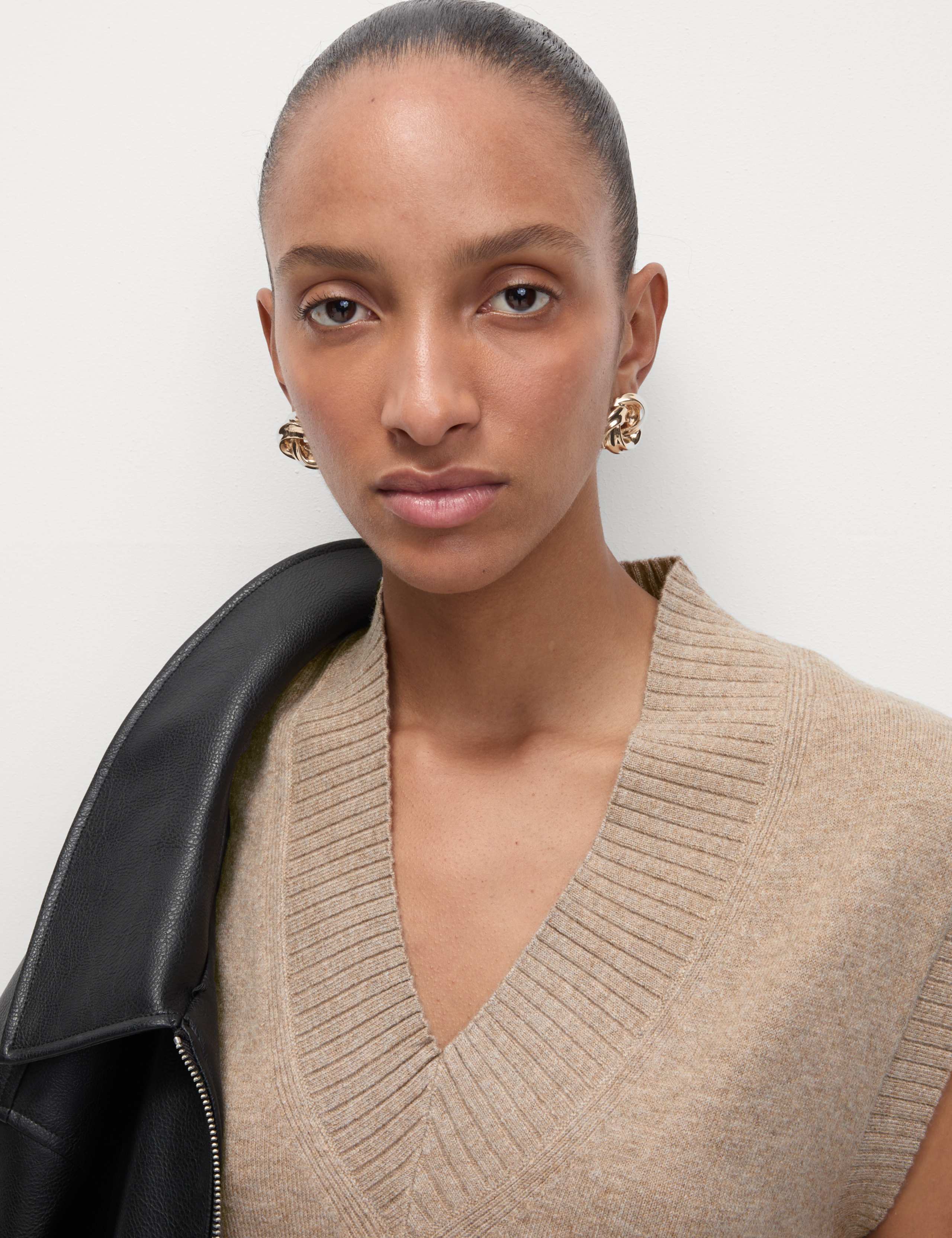 Textured V-Neck Relaxed Knitted Vest 3 of 7