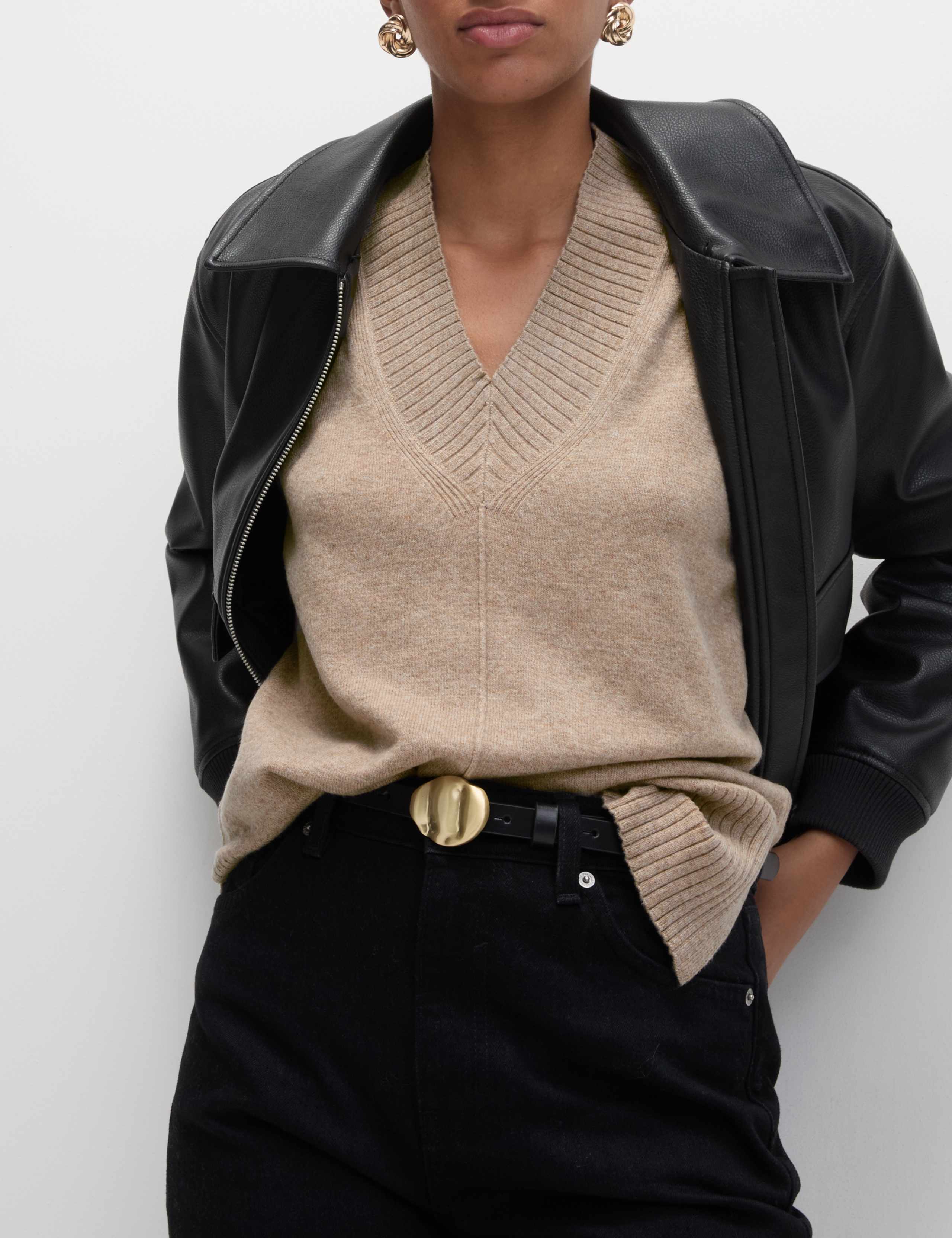 Textured V-Neck Relaxed Knitted Vest 5 of 7