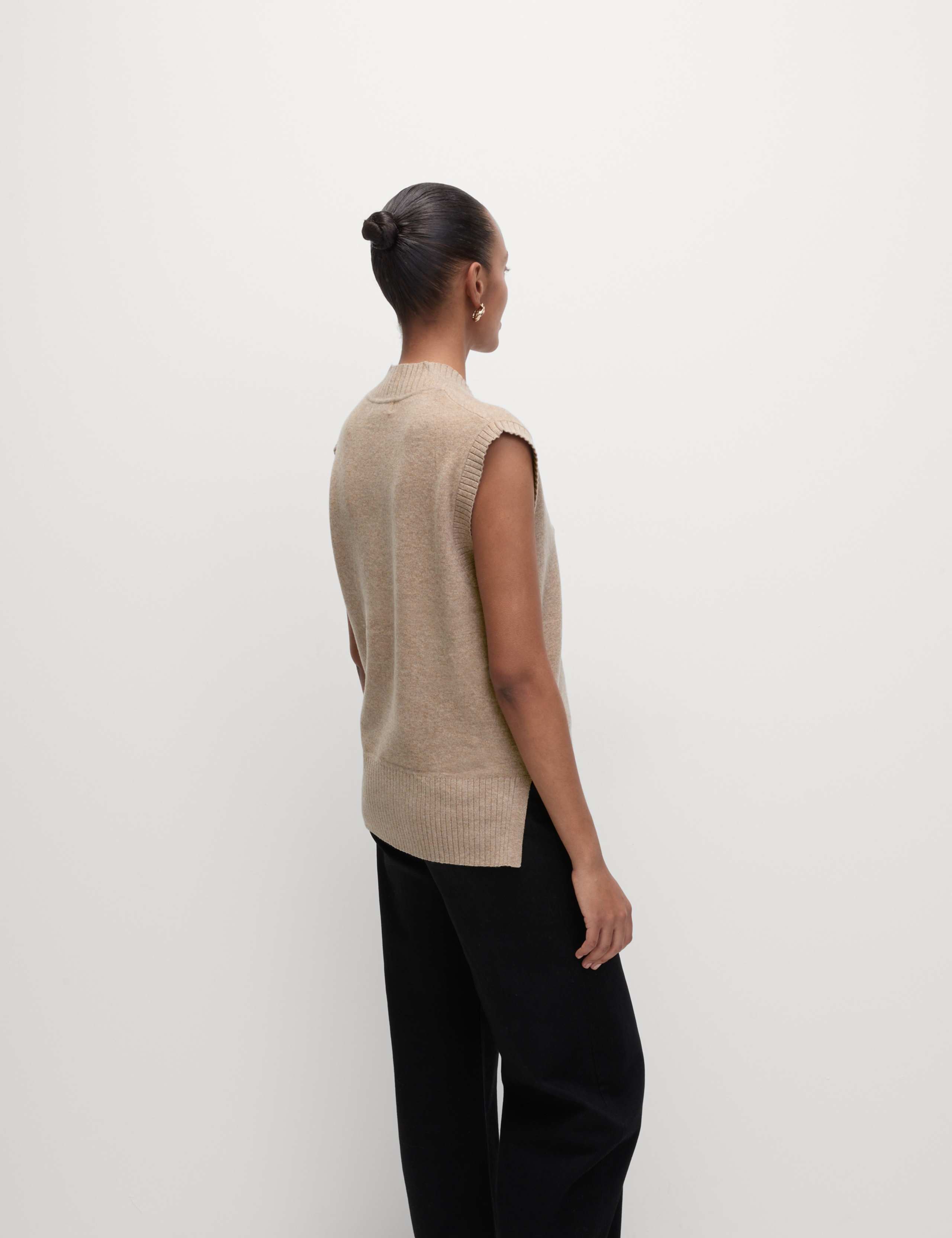 Textured V-Neck Relaxed Knitted Vest 6 of 7