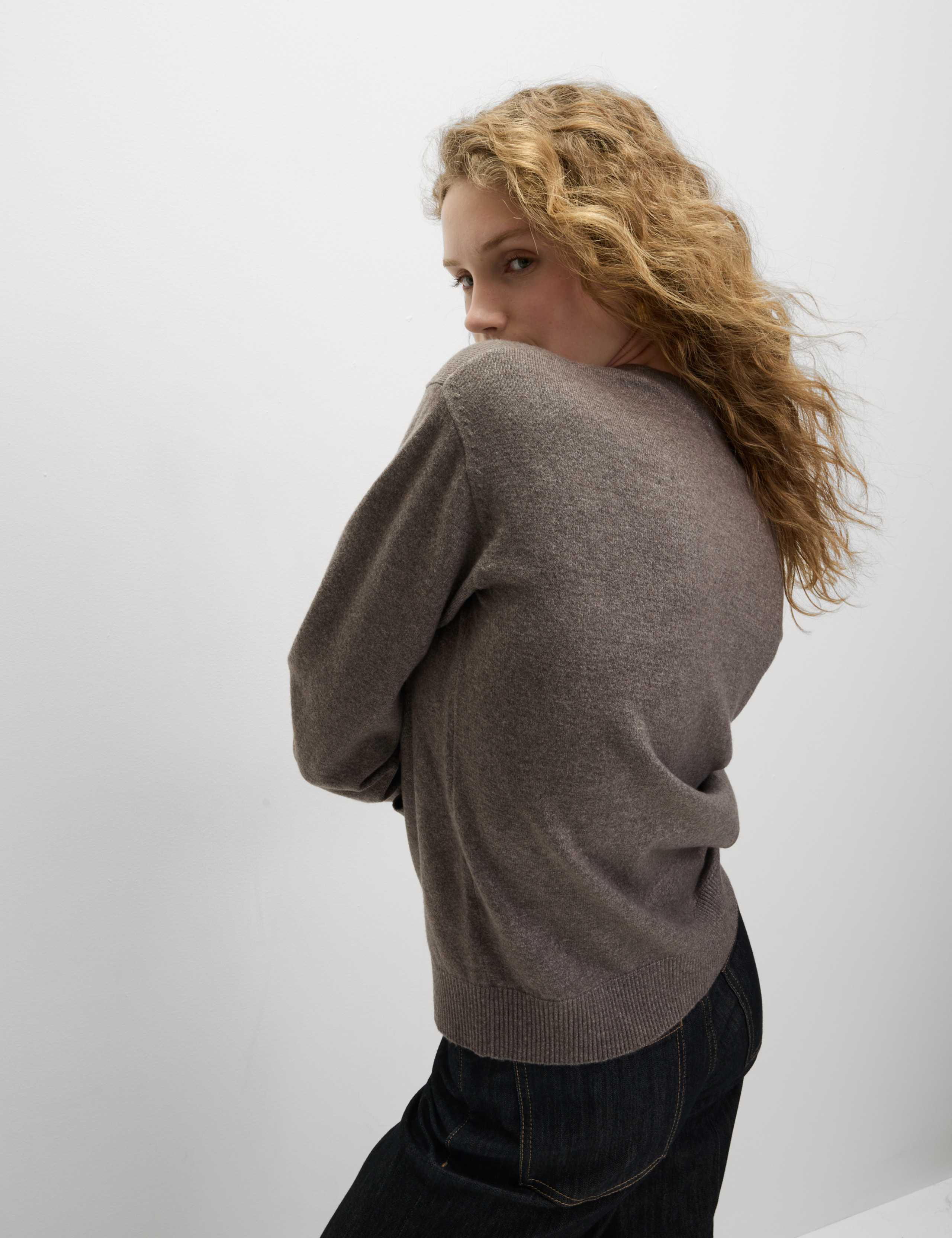 Air-Yarn V-Neck Jumper 4 of 6