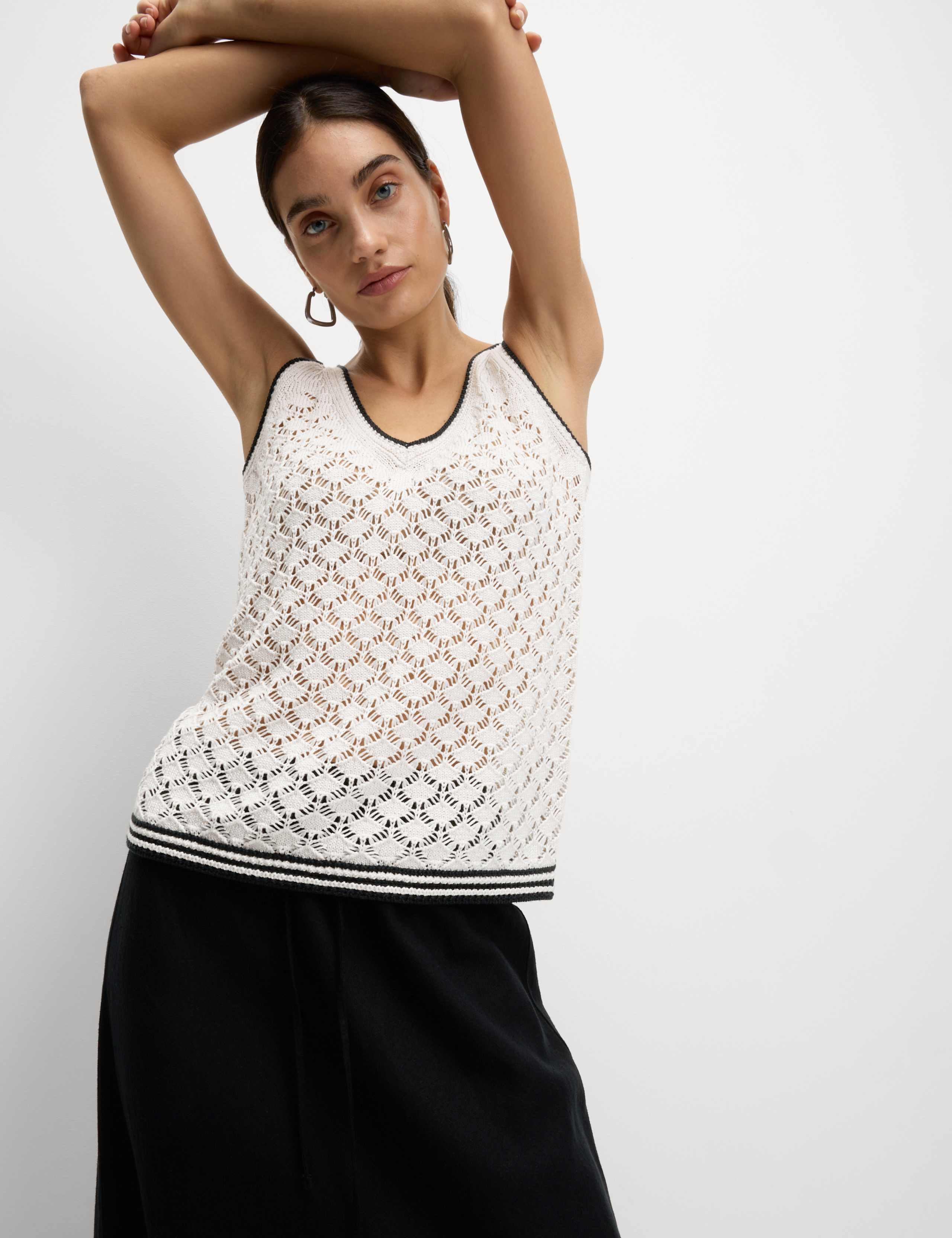 Textured Slim Fit Knitted Vest 1 of 7