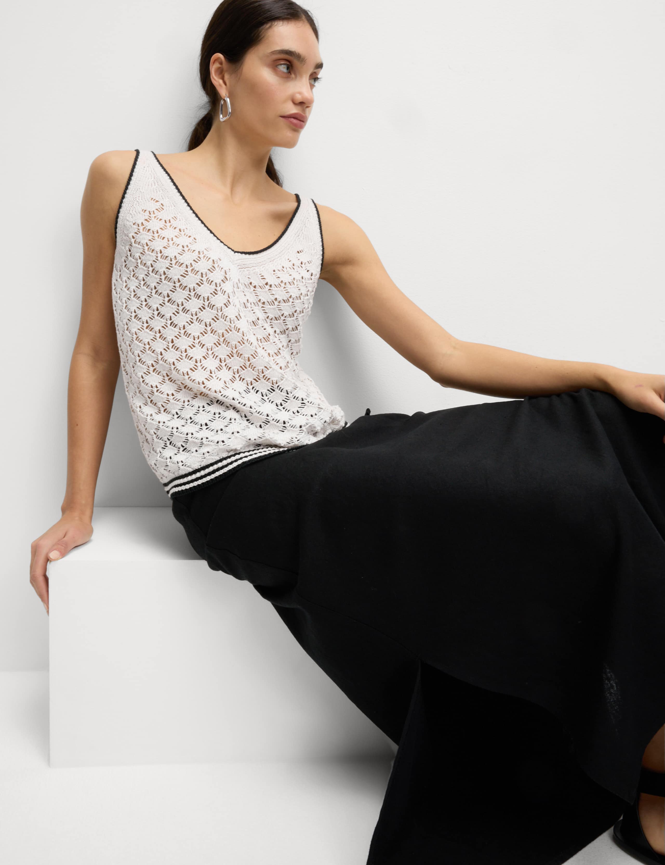 Textured Slim Fit Knitted Vest 3 of 7