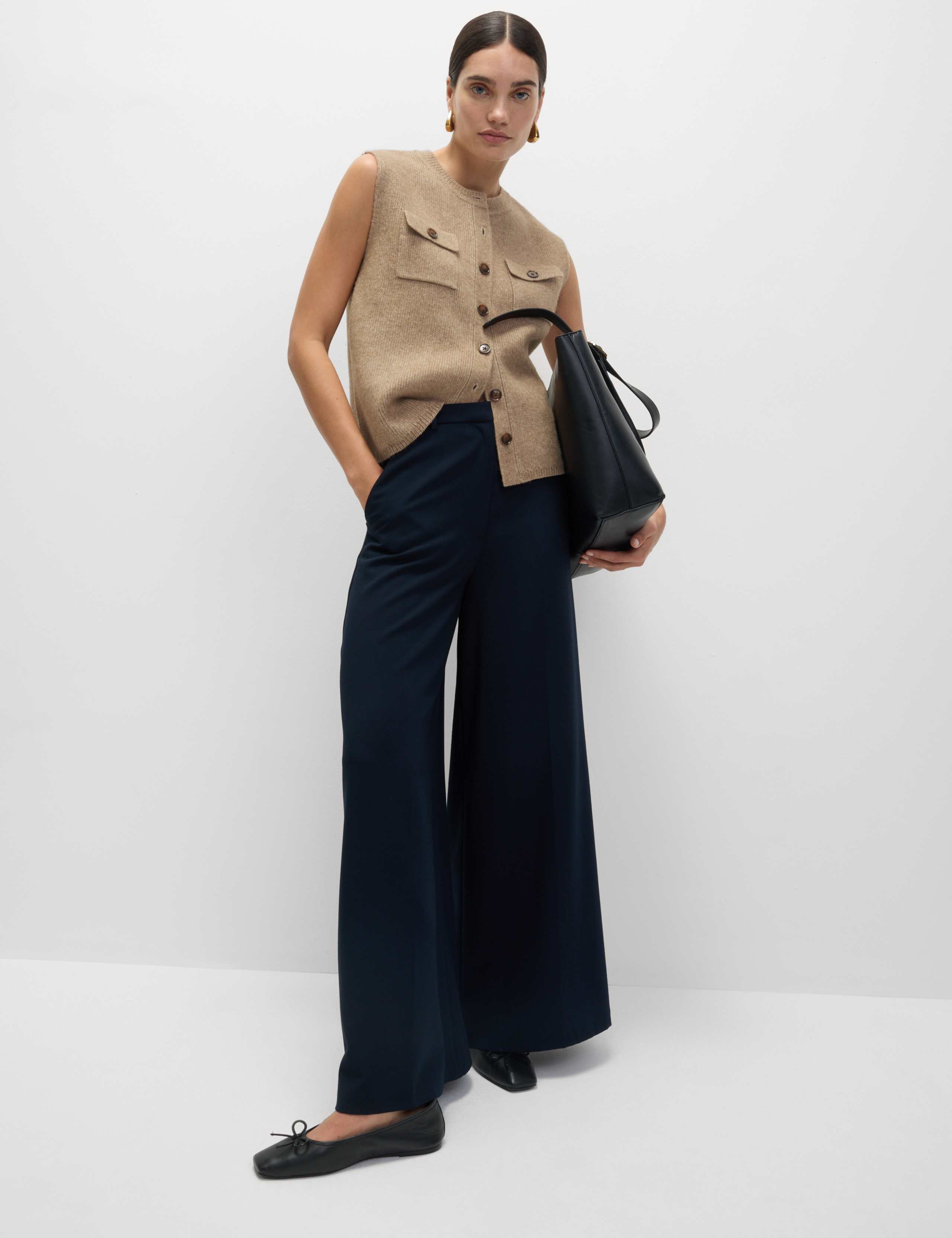 Cloud-Yarn Pocket Crew Neck Knitted Waistcoat 3 of 7