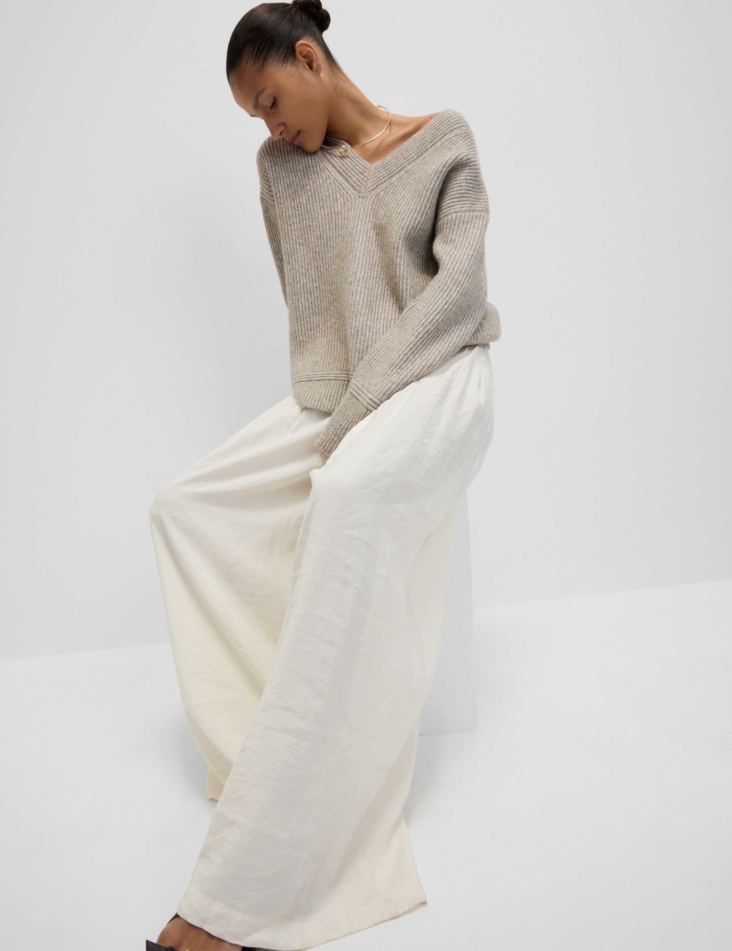 Cloud-Yarn Ribbed V-Neck Jumper 3 of 7