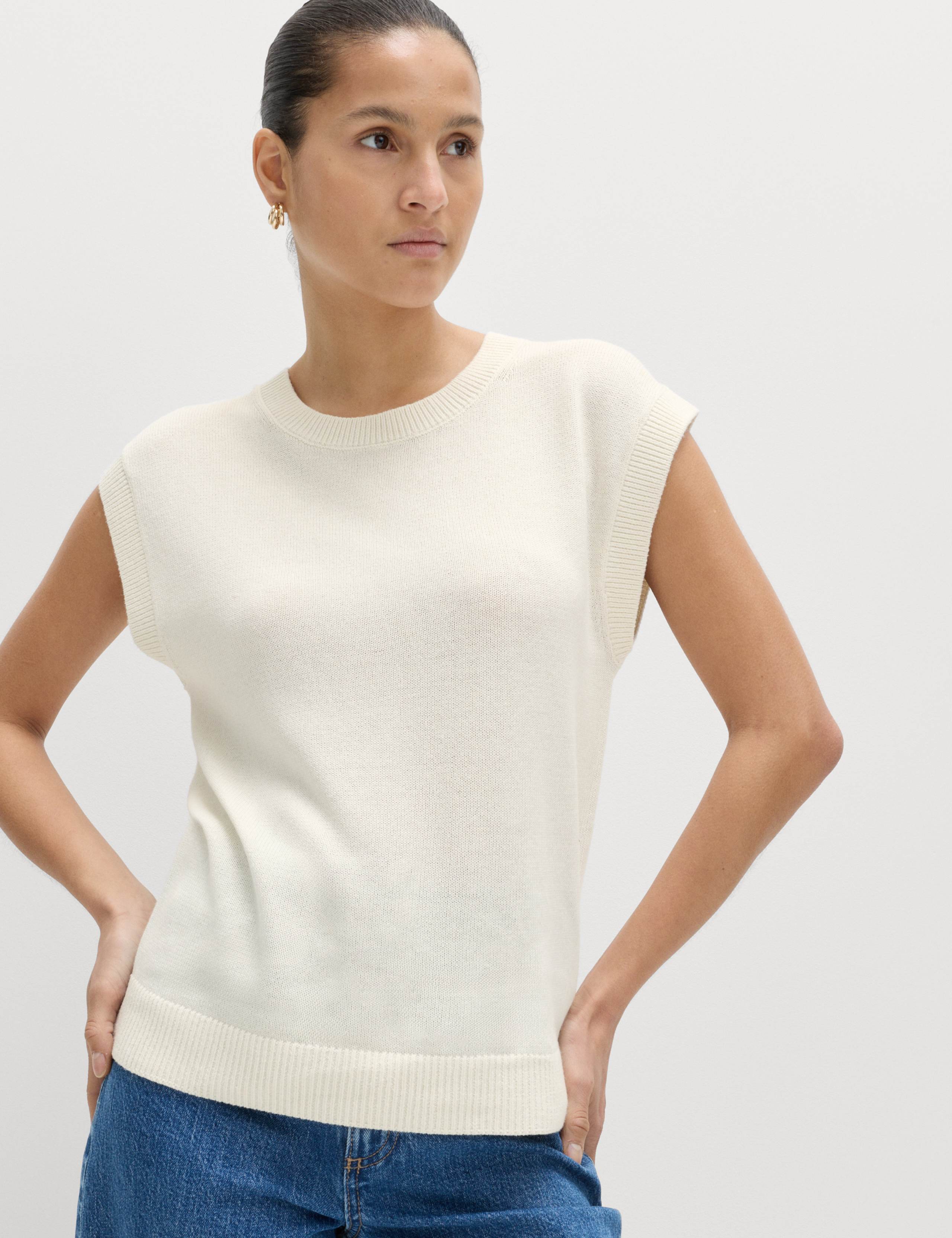 Muscle Knitted Vest with Linen 1 of 6
