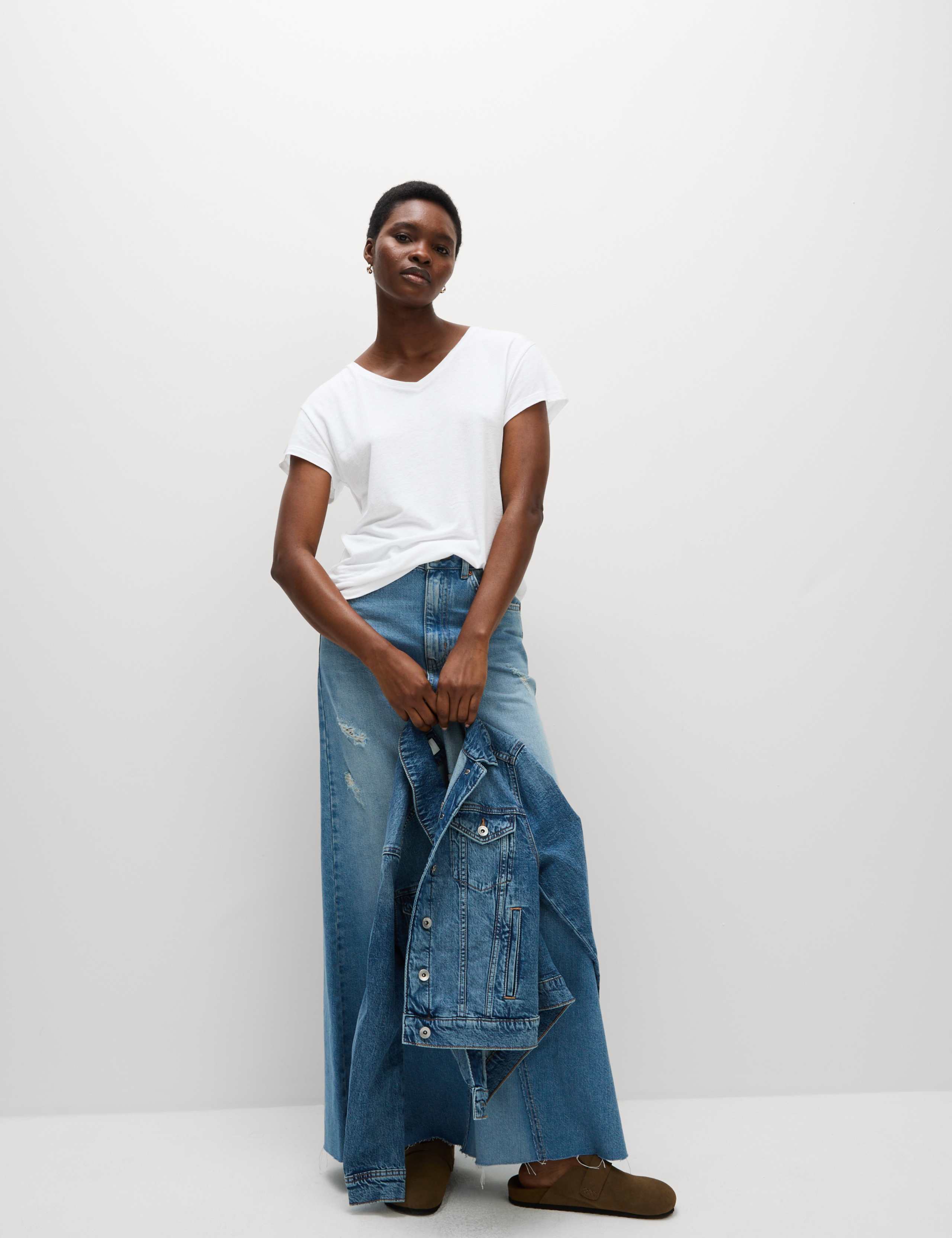 Linen Blend V-Neck Regular Fit T-Shirt 3 of 5