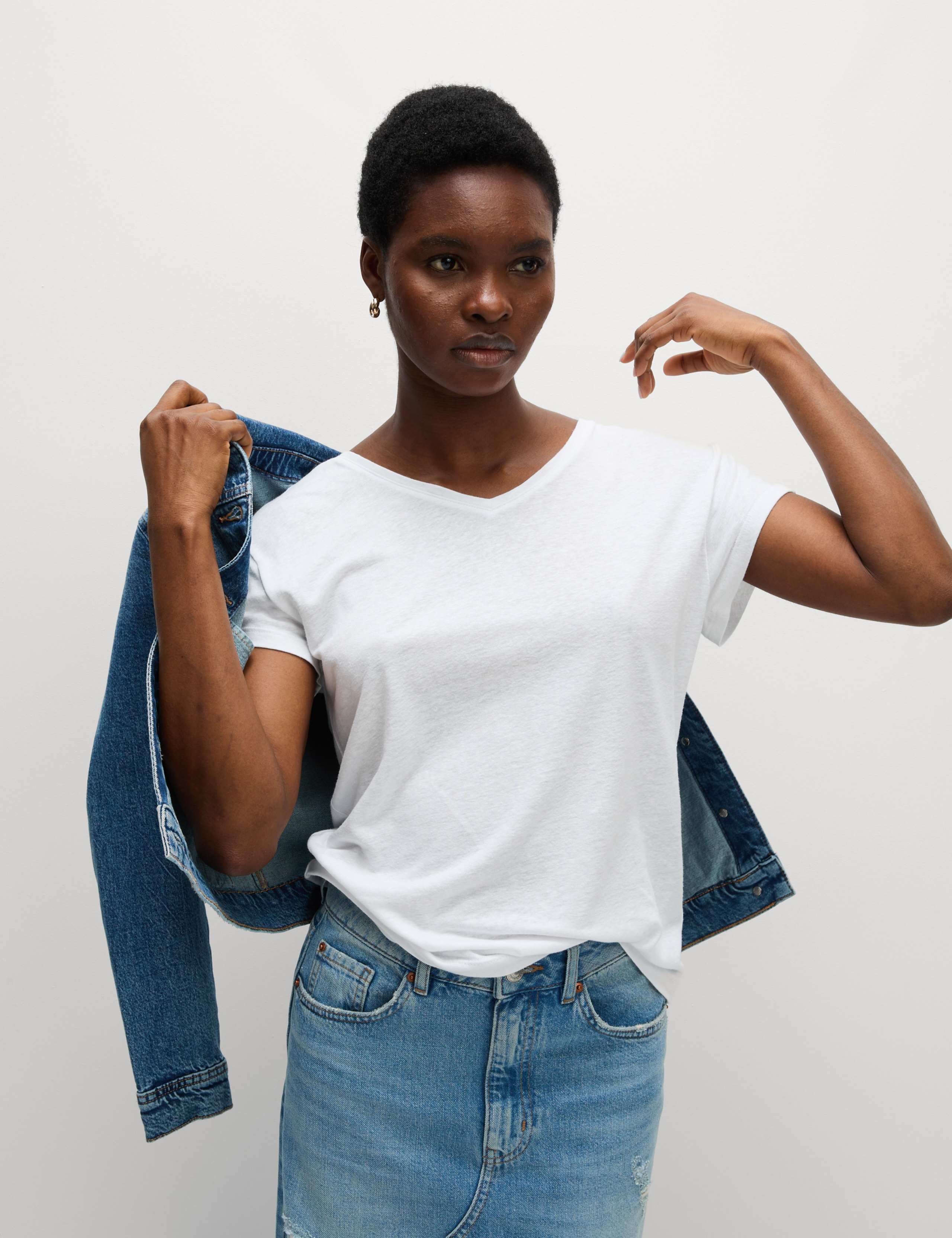 Linen Blend V-Neck Regular Fit T-Shirt 4 of 5