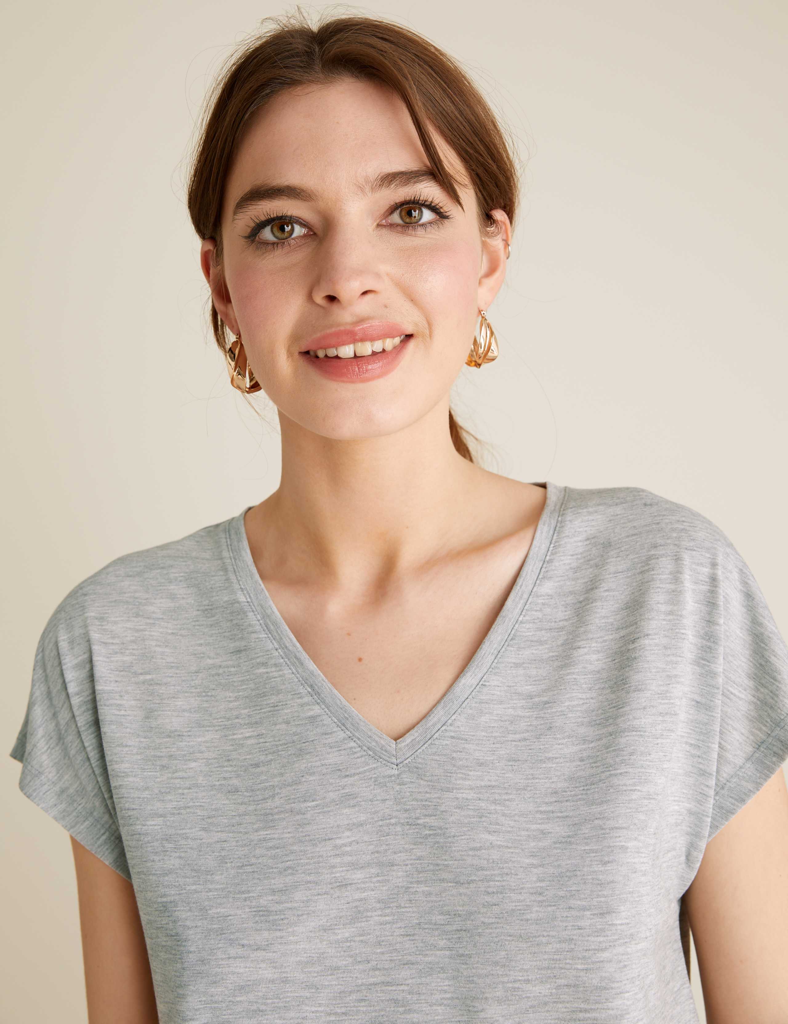 V-Neck Relaxed Longline T-Shirt 3 of 5