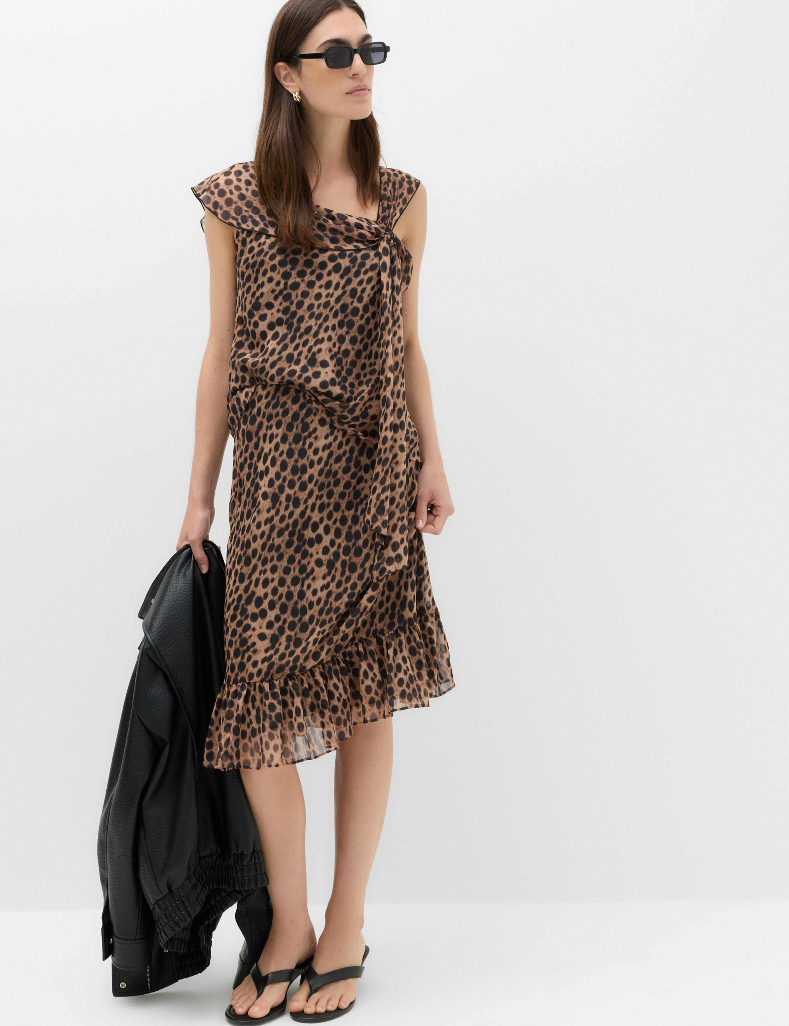 Floral Asymmetric Knot Detail Fitted Top 6 of 6