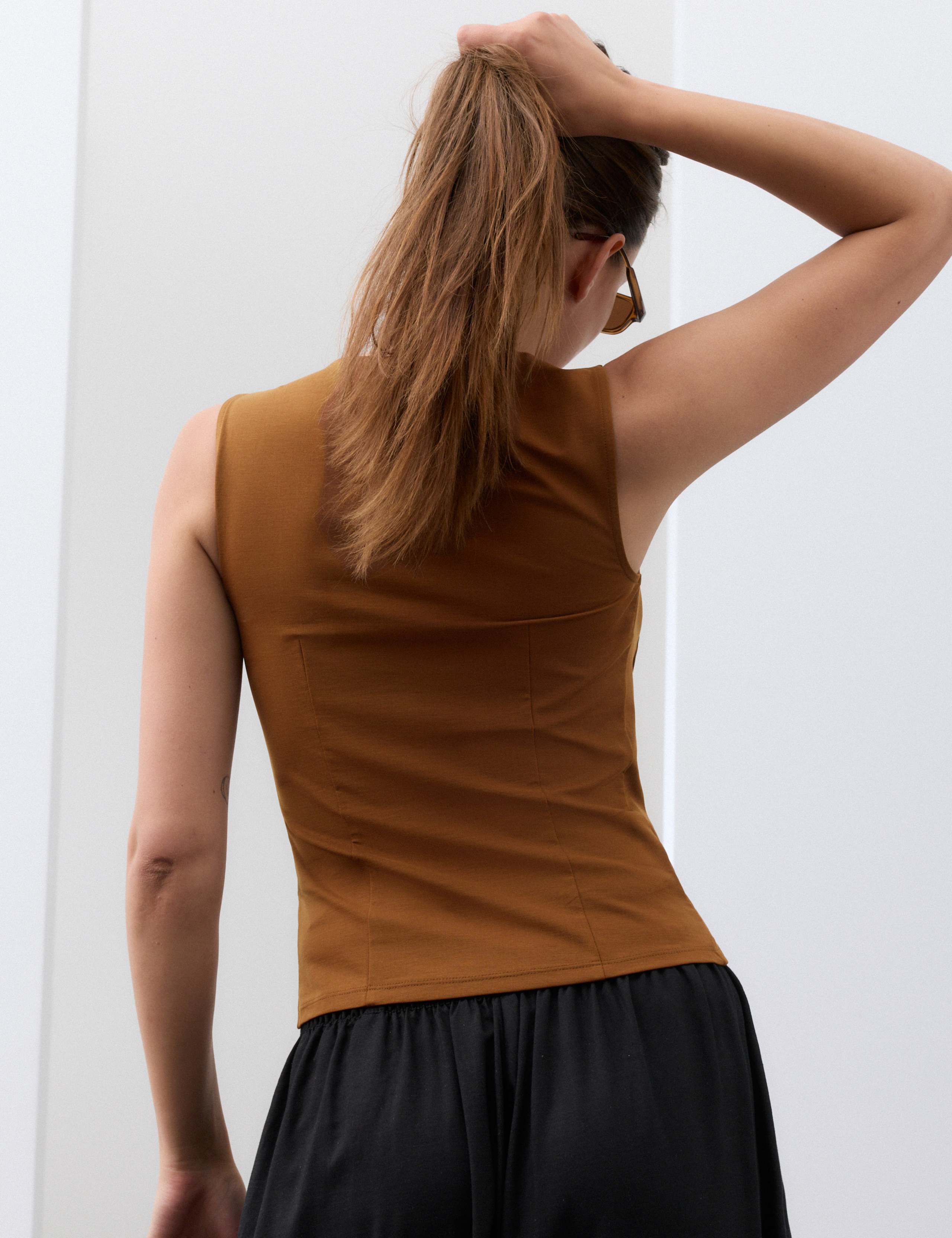 Lyocell Rich Scoop Neck Fitted Vest 3 of 6