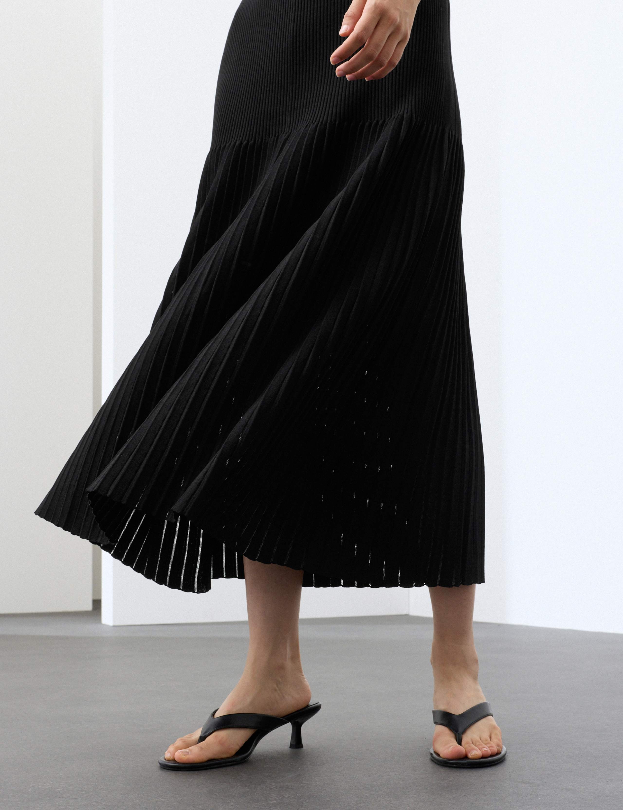 Knitted Ribbed Pleated Maxi Dress 6 of 6