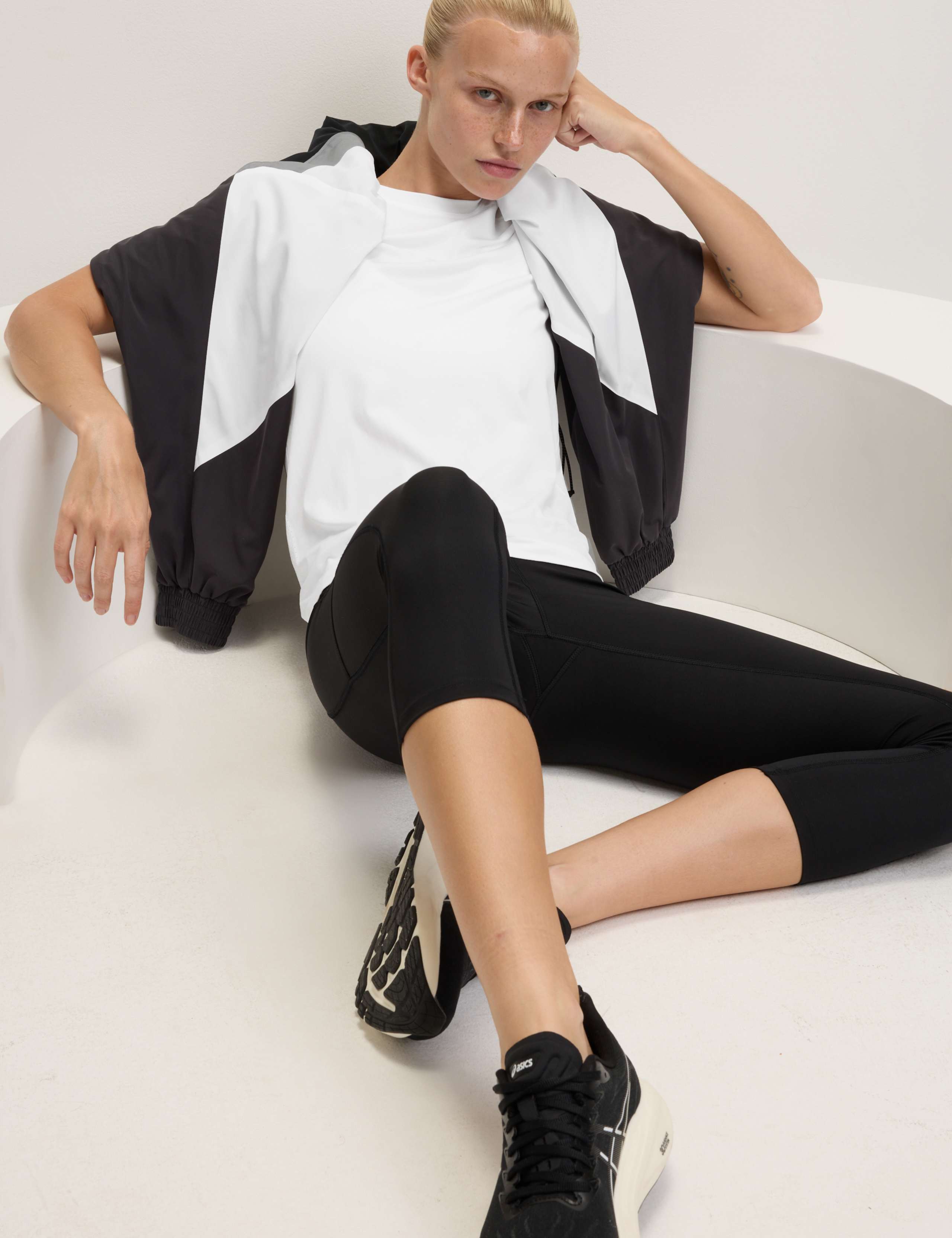 Lightweight Crew Neck Seamless Fitted T-Shirt 3 of 6
