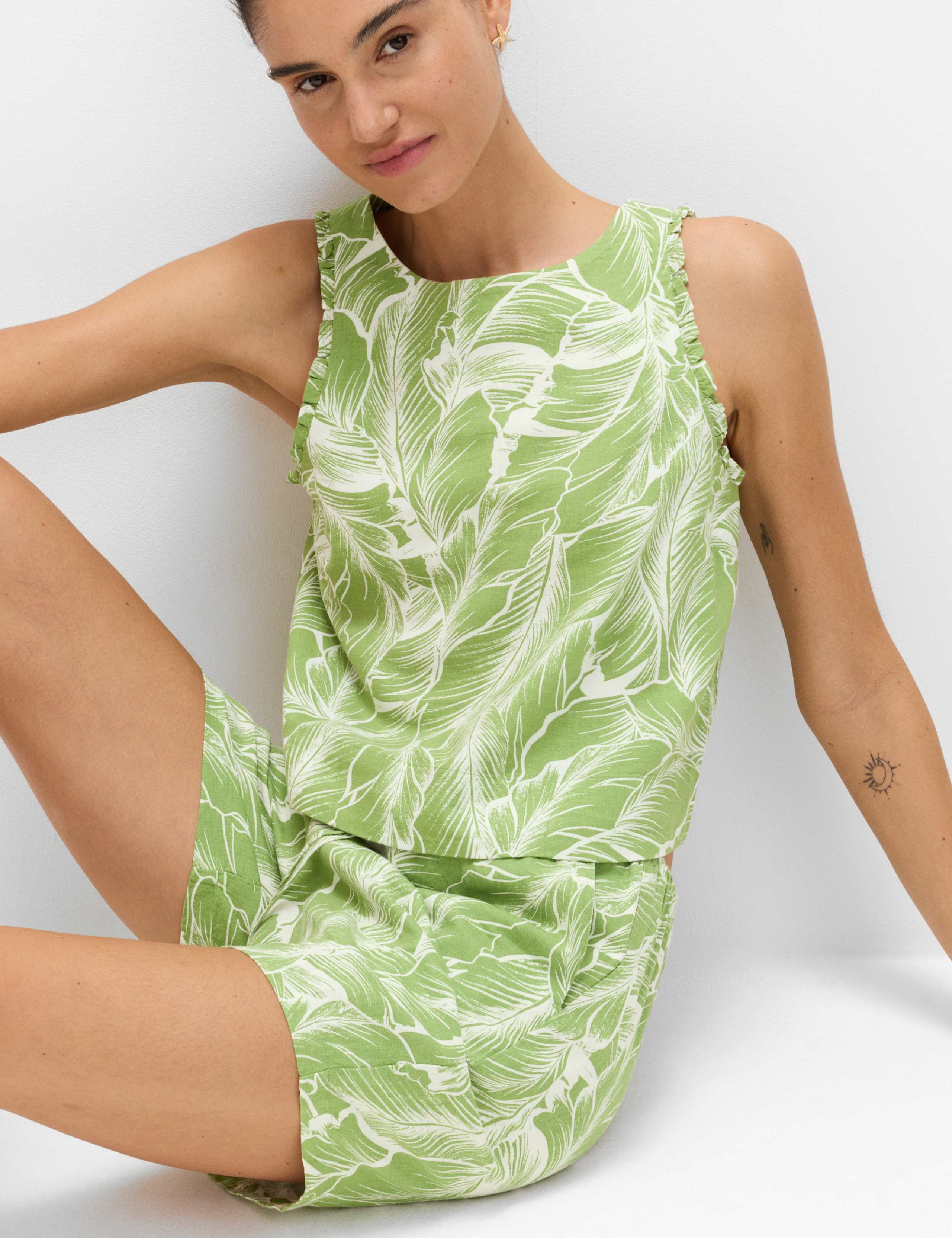 Linen Rich Palm Print Shorts 4 of 4