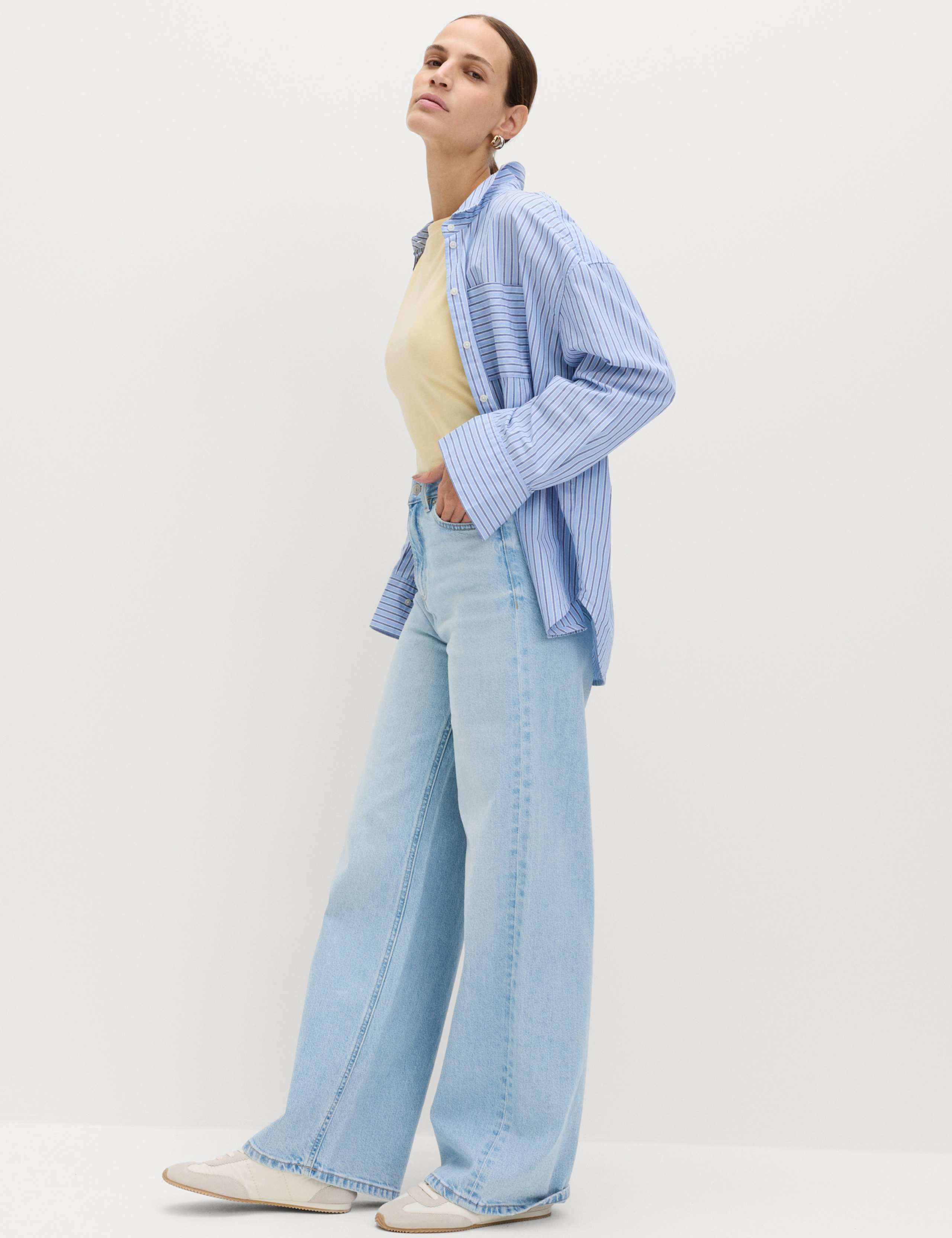 The Wide-Leg Jeans 1 of 7