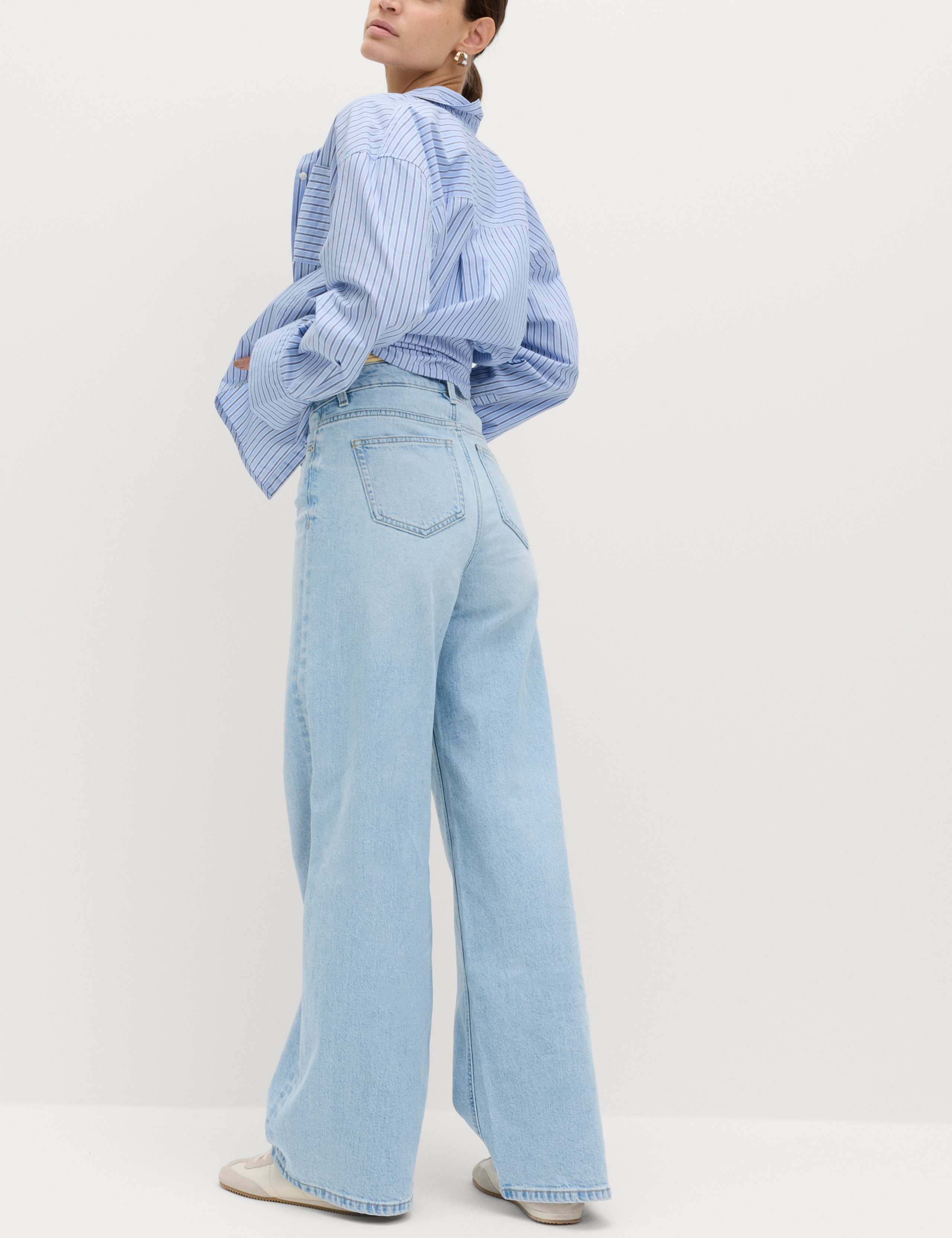 The Wide-Leg Jeans 5 of 7