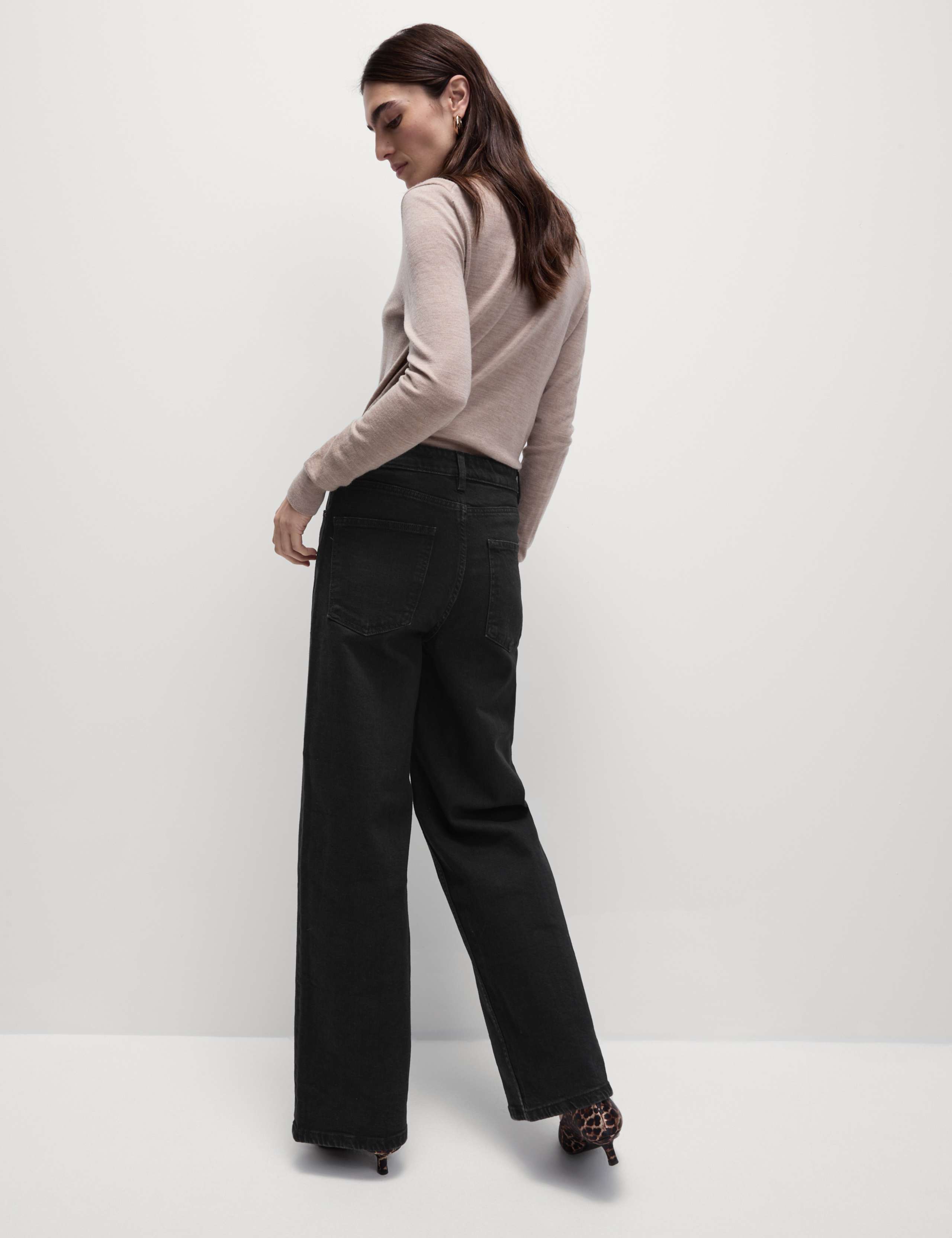 The Wide-Leg Jeans 4 of 4