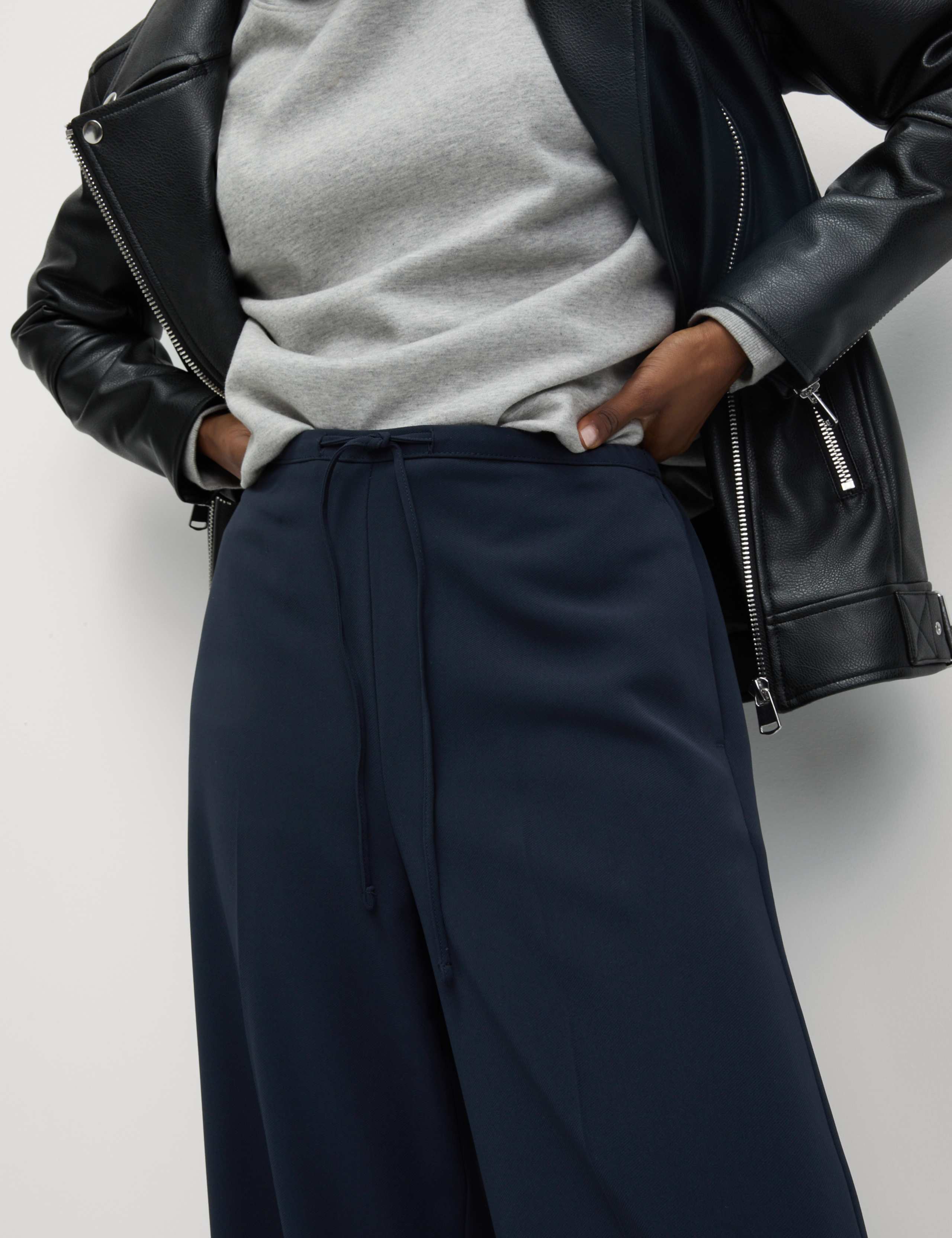 Crepe Elasticated Waist Wide Leg Trousers 4 of 5