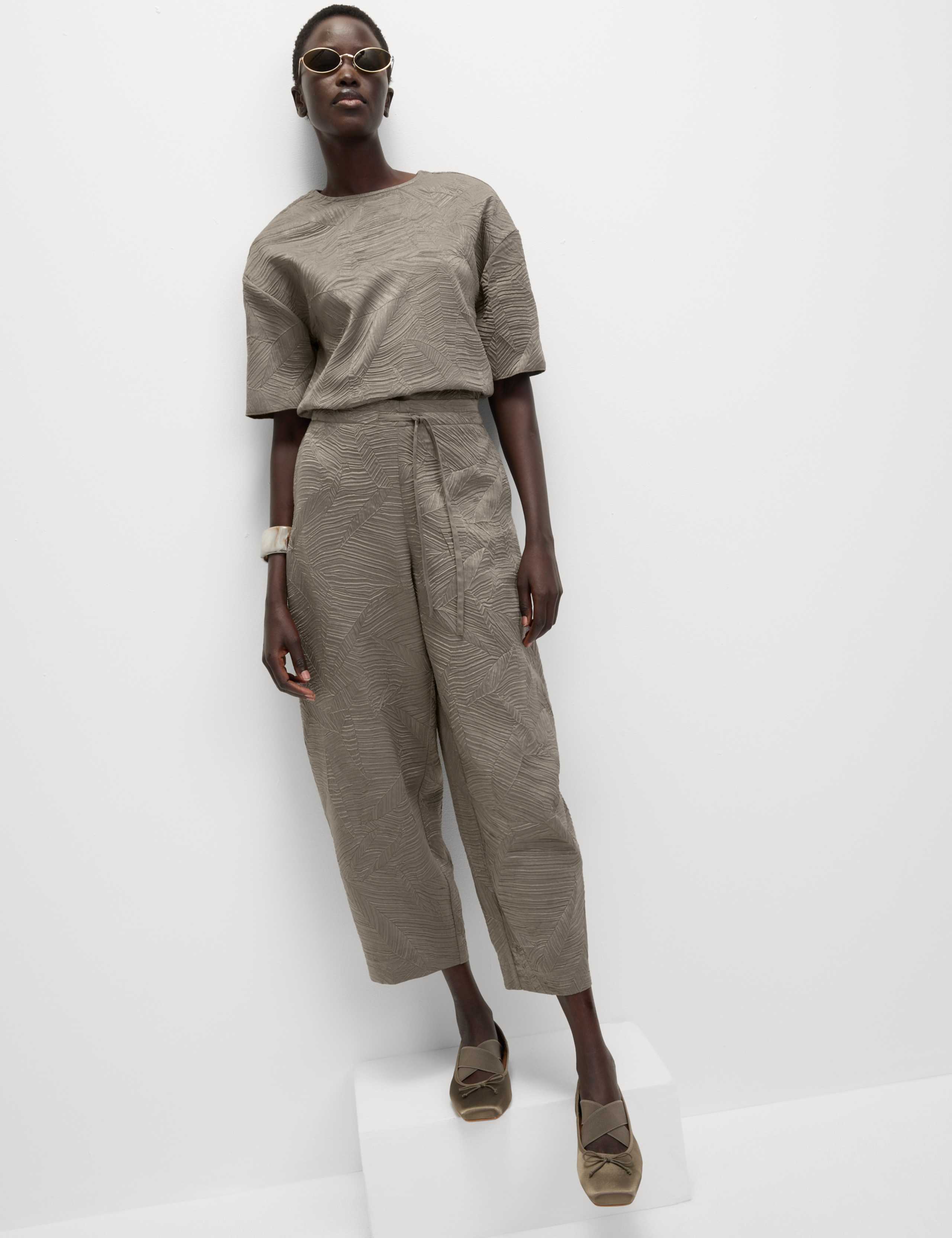 Textured Drawstring Barrel Leg Cropped Trousers 3 of 6