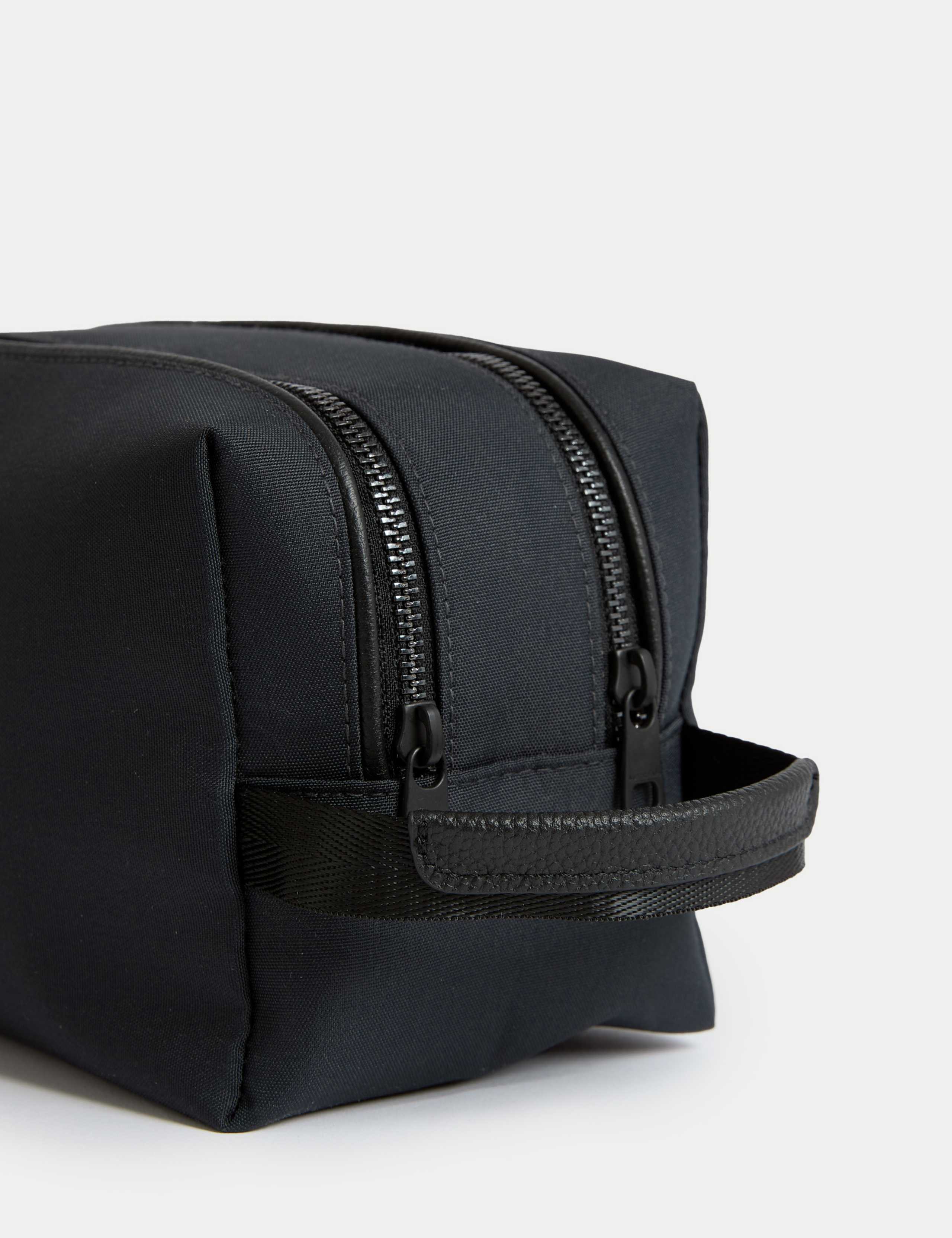 Performance Washbag 2 of 3