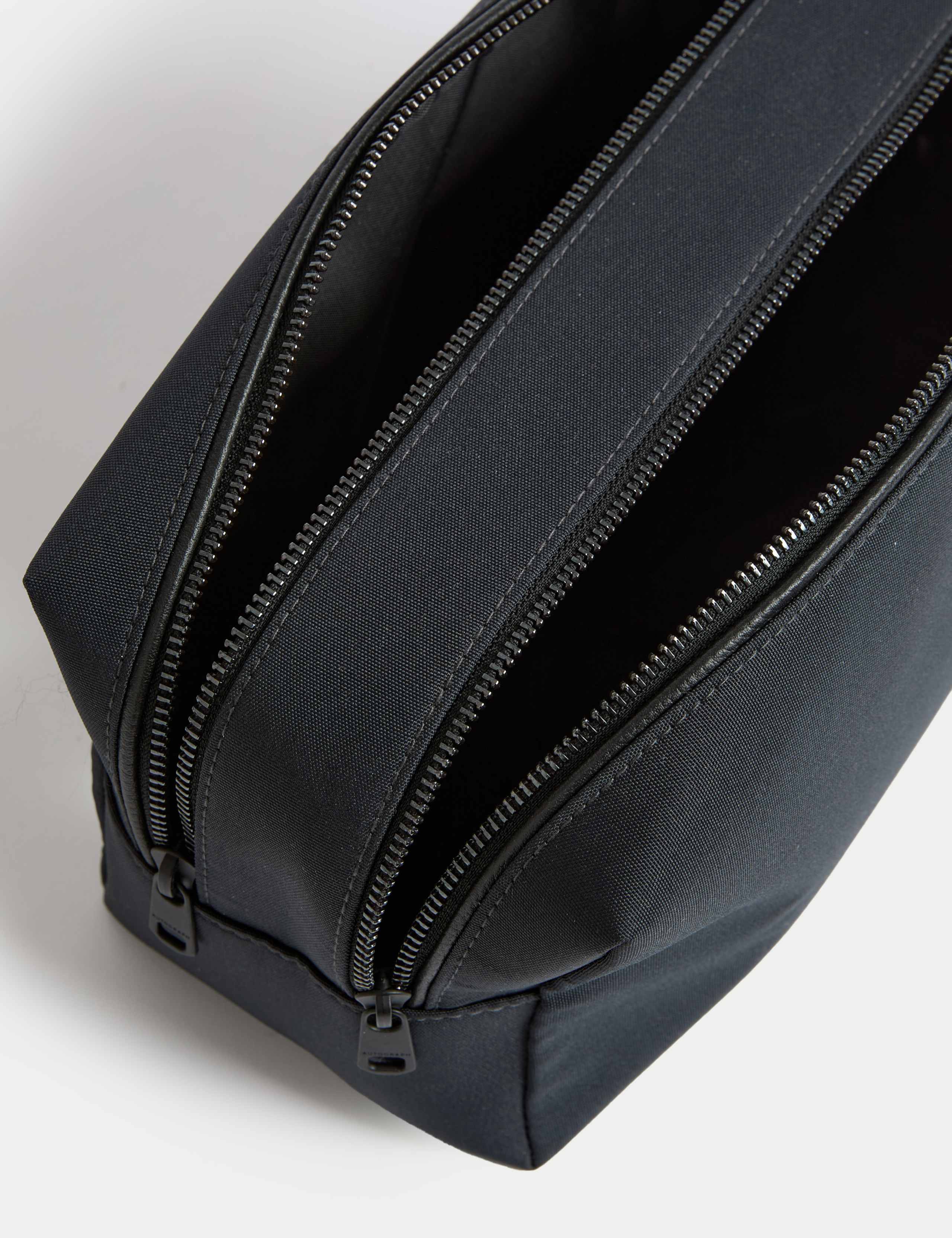 Performance Washbag 3 of 3