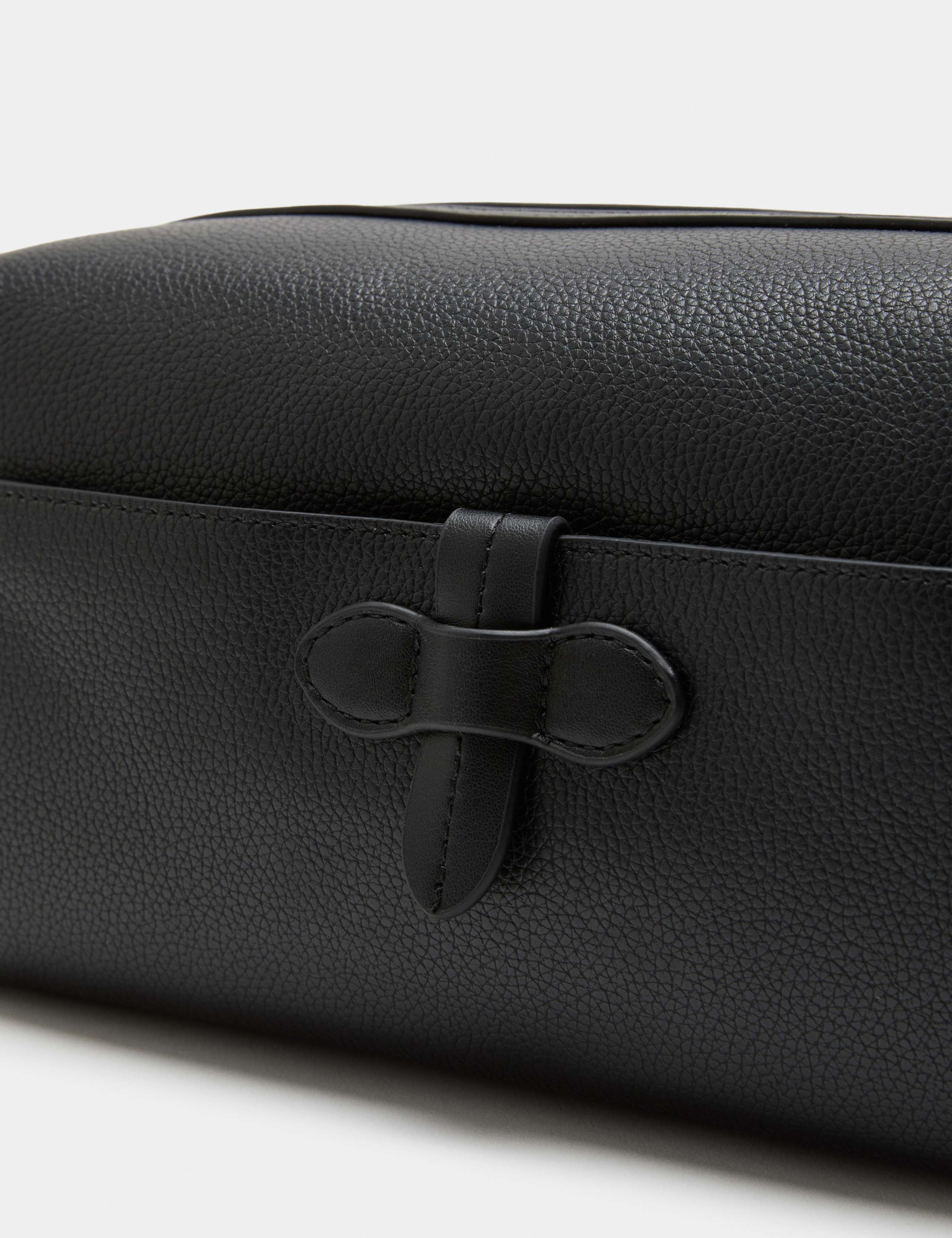 Mock Leather Pebble Grain Washbag 2 of 4