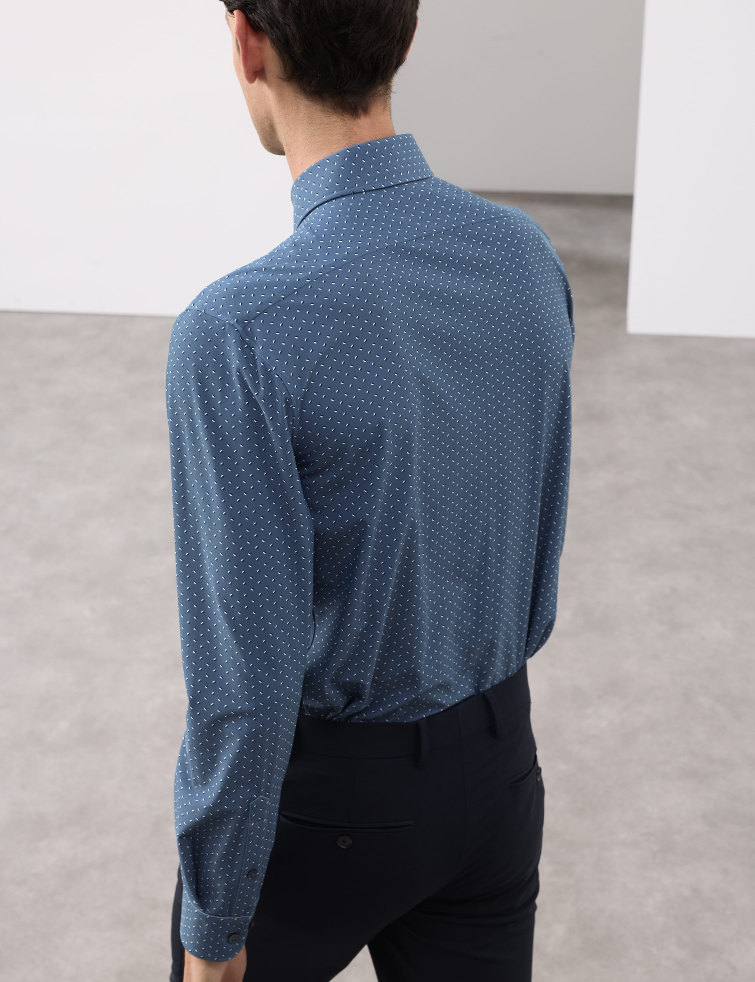 Tailored Fit Stretch Performance Printed Shirt 3 of 6