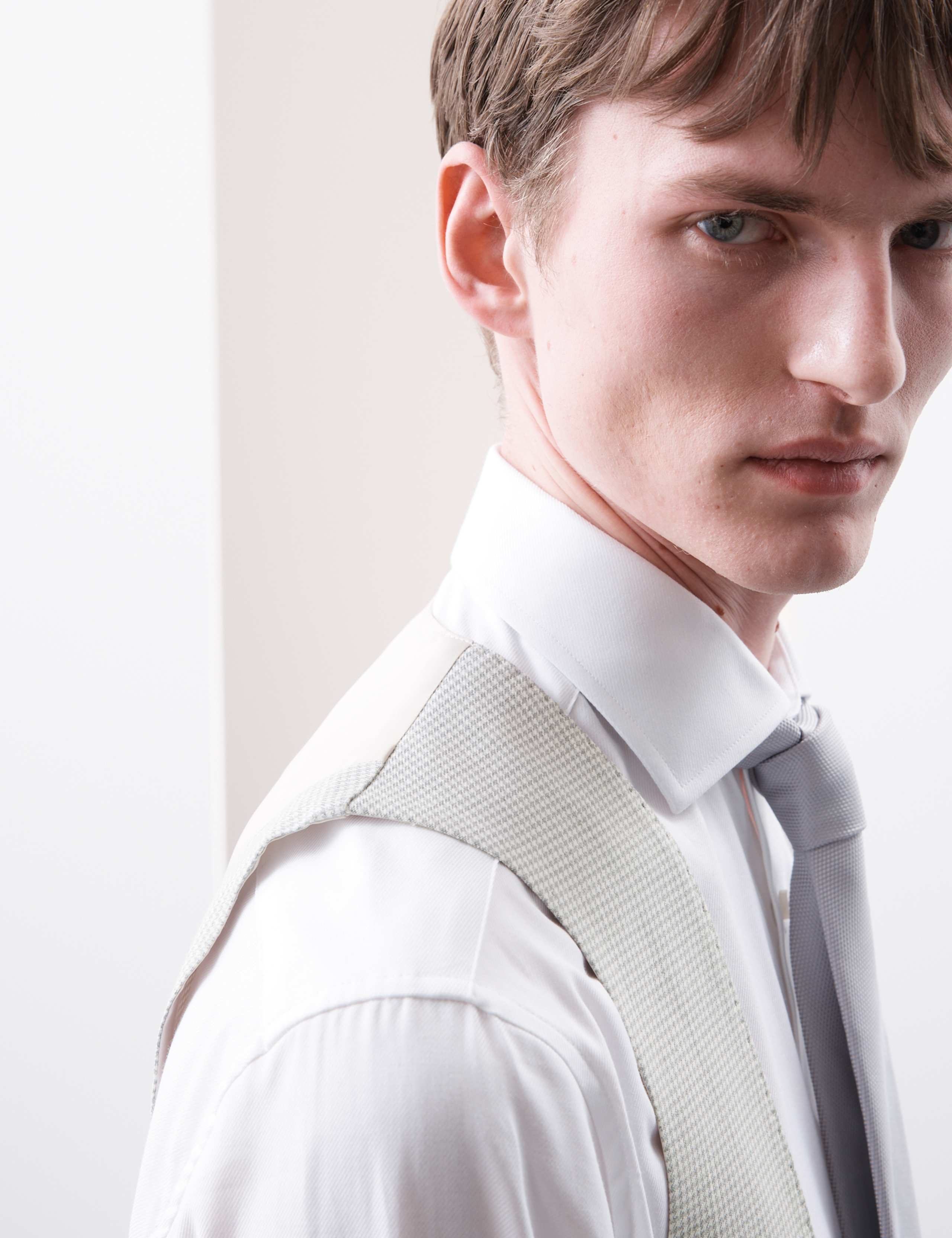 Tailored Fit Italian Performance Linen Waistcoat 3 of 7