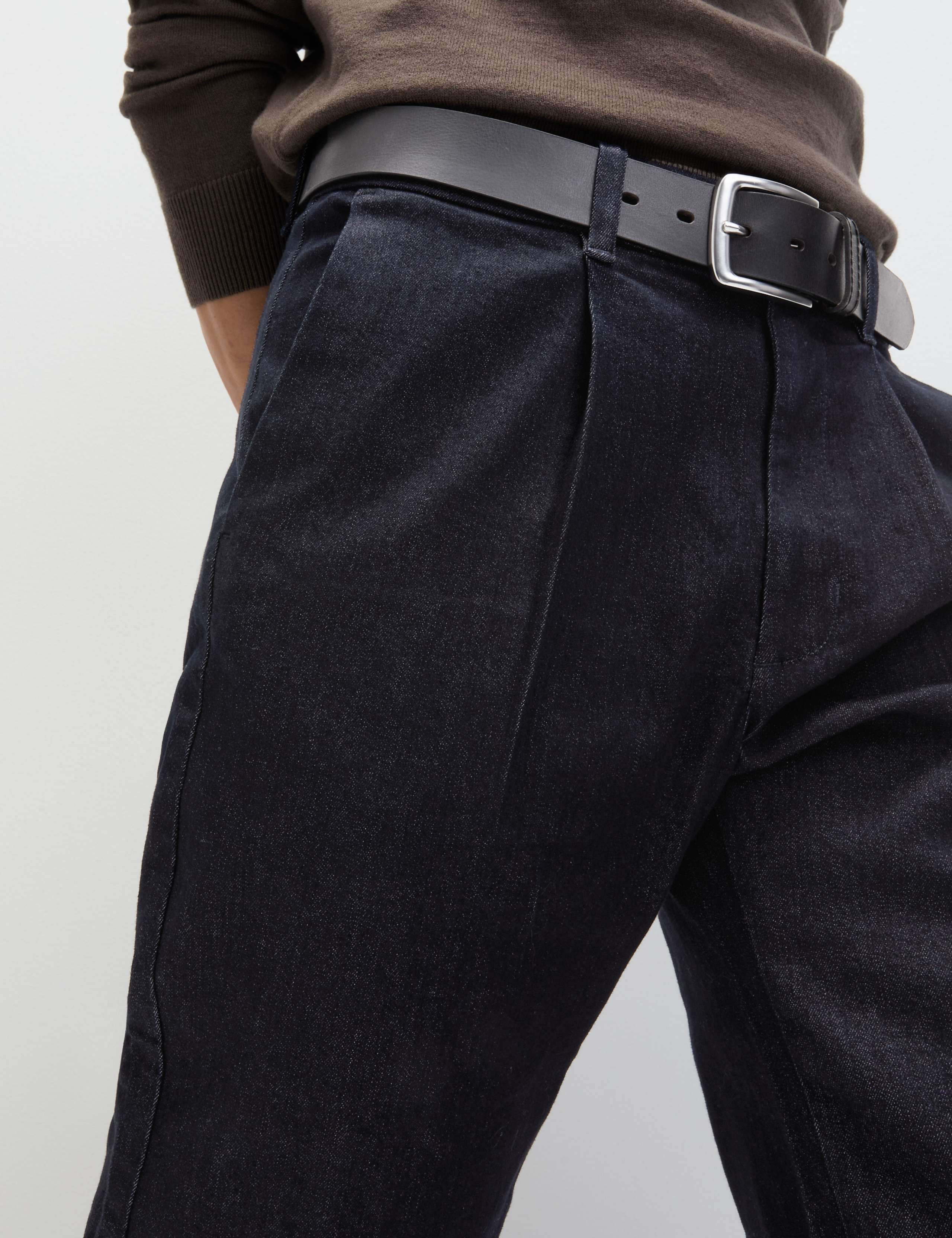 Relaxed Tapered Fit Single Pleat Jeans 3 of 5