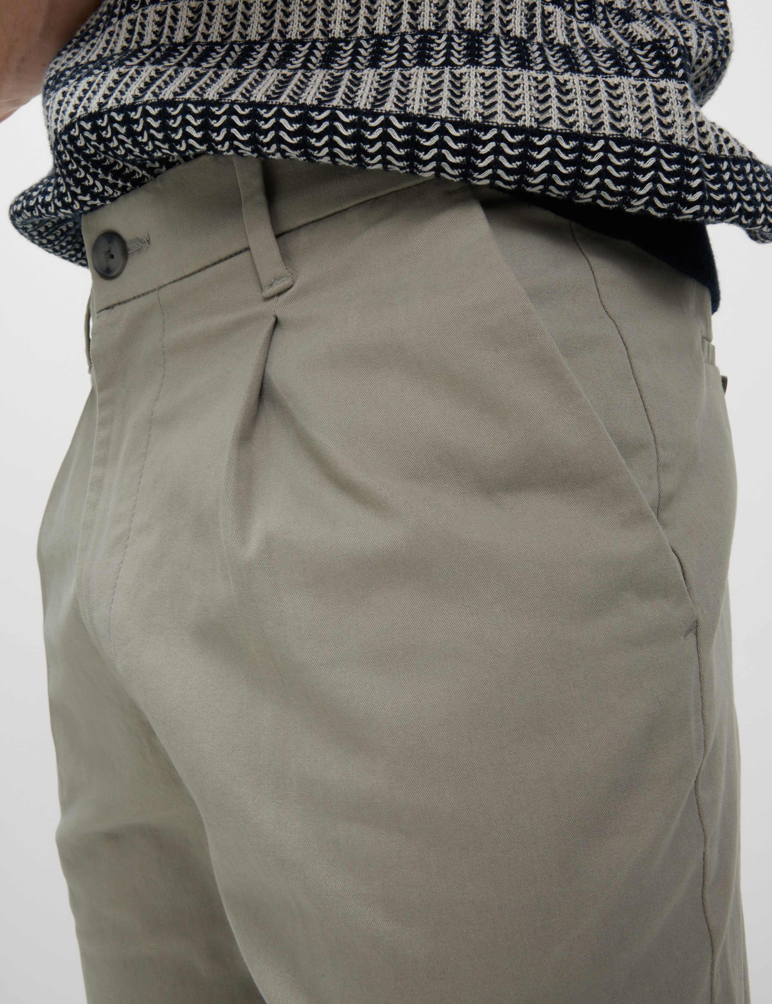 Single Pleat Stretch Chino Shorts 4 of 5