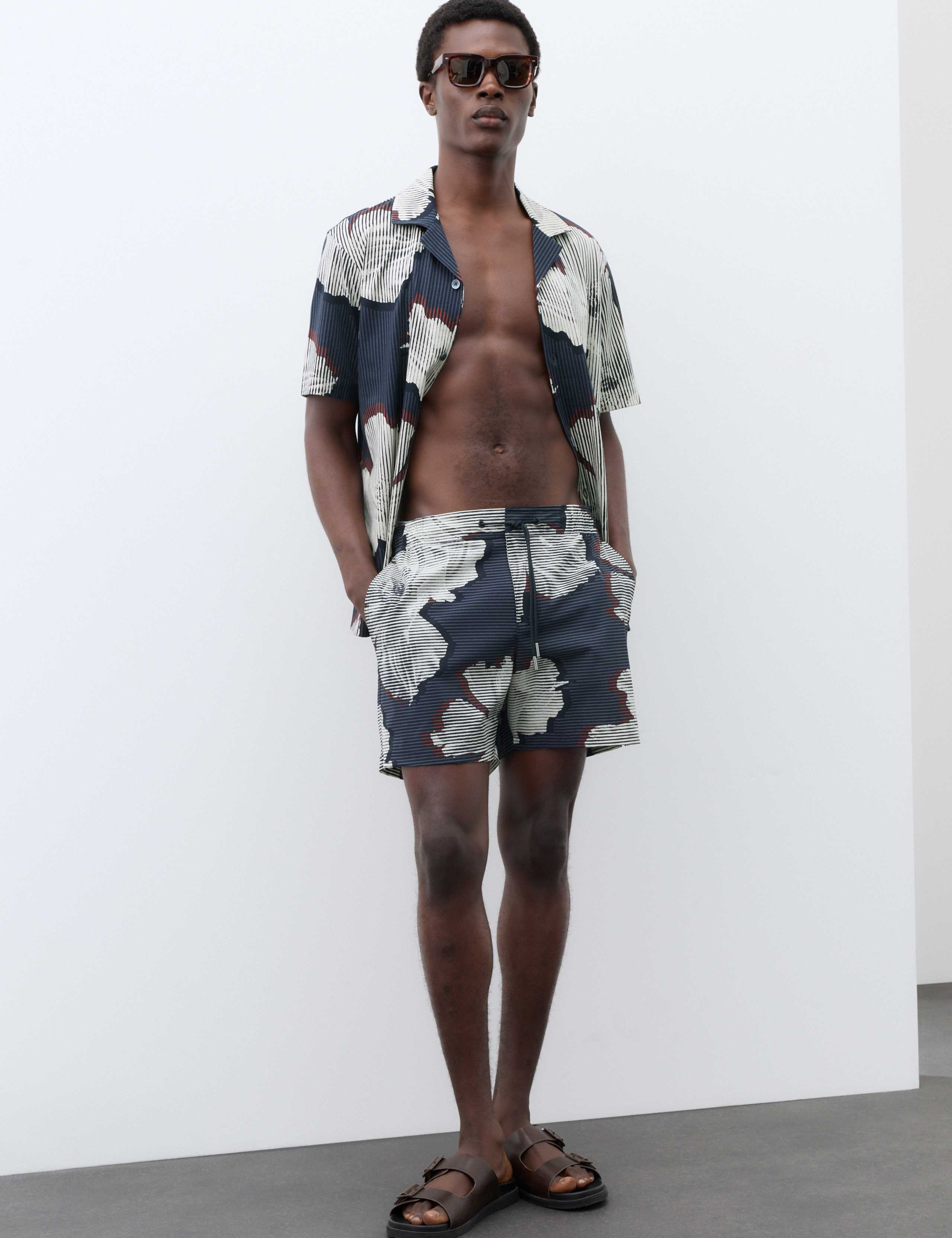 Pocketed Linear Floral Print Swim Shorts 4 of 6