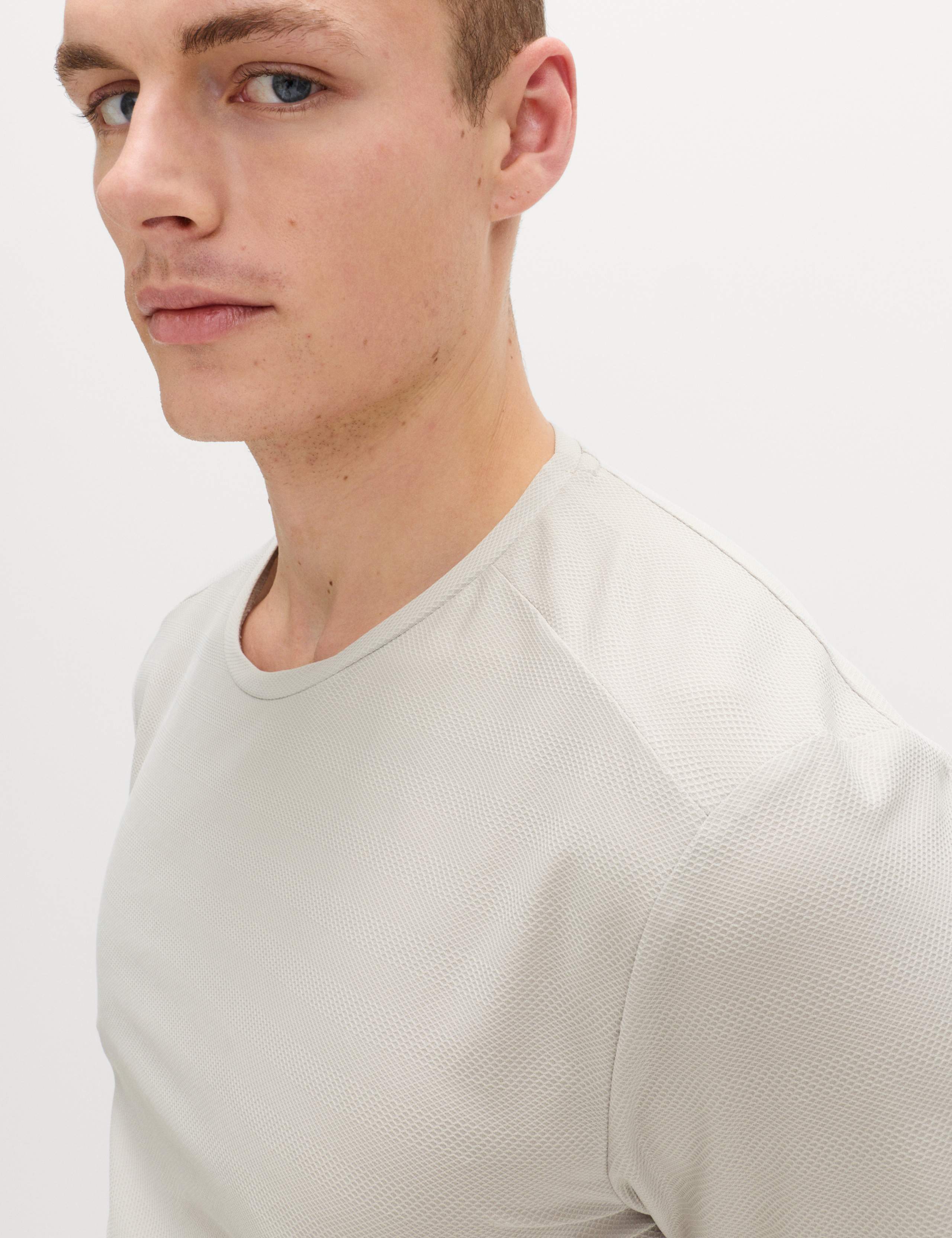 Activewear Jacquard Mesh Stripe T-Shirt 3 of 5