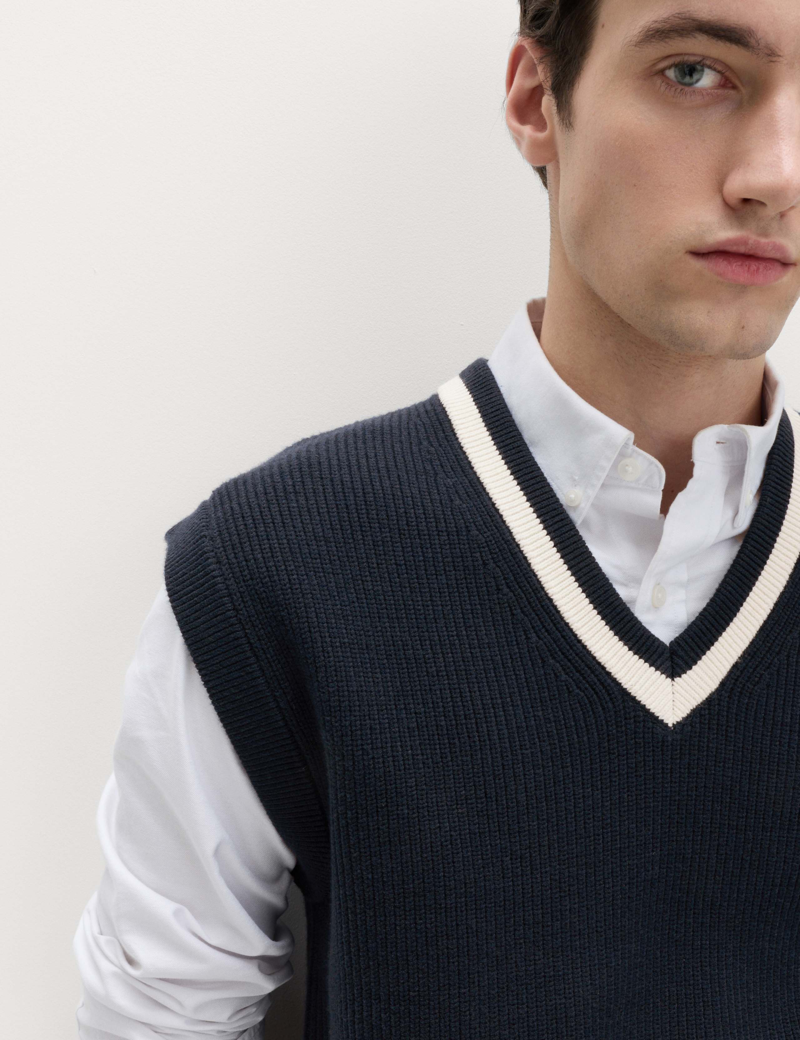 Cotton Blend Tipped V-Neck Knitted Vest 4 of 6