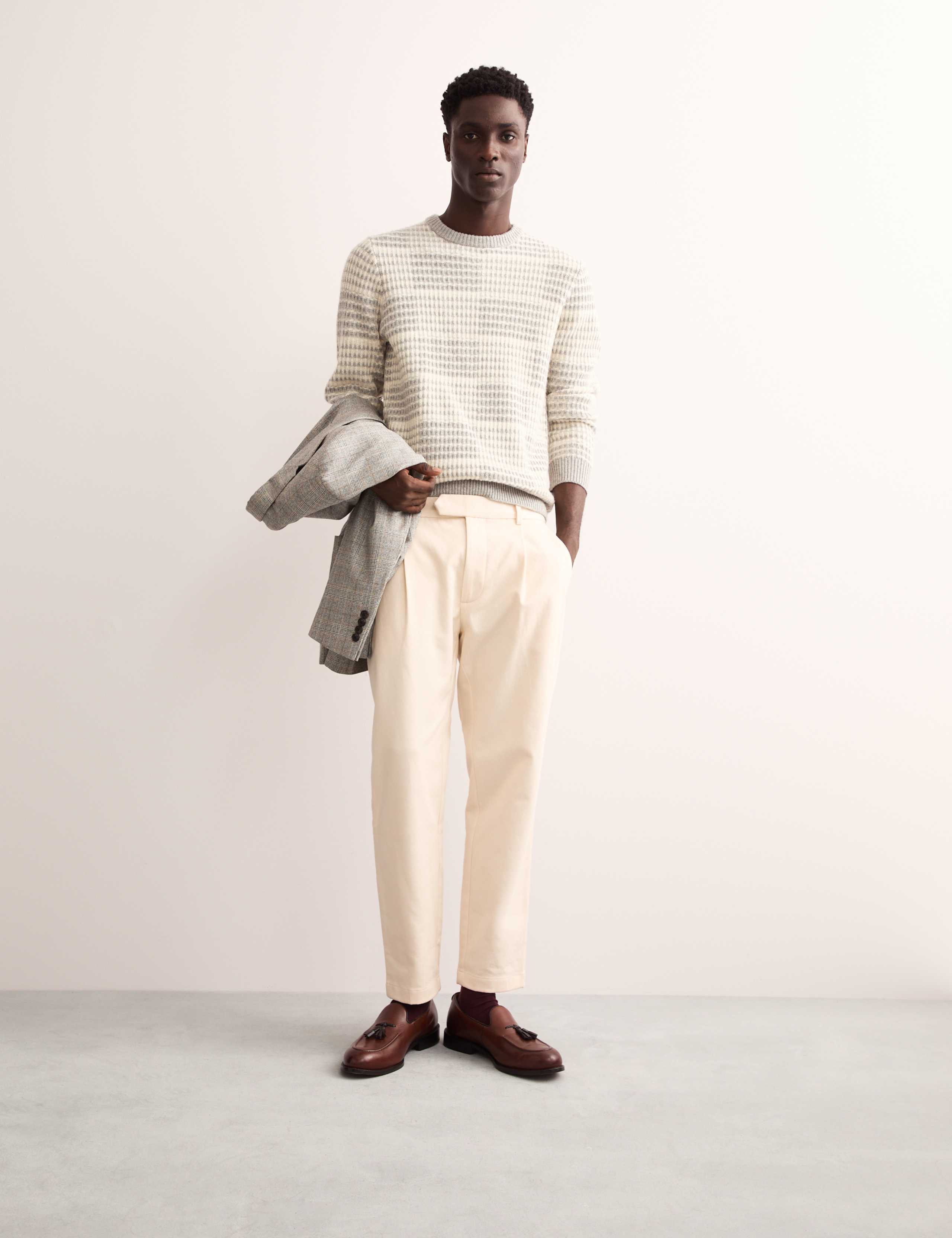 Tapered Fit Pleated Italian Trouser with Cashmere. 4 of 8