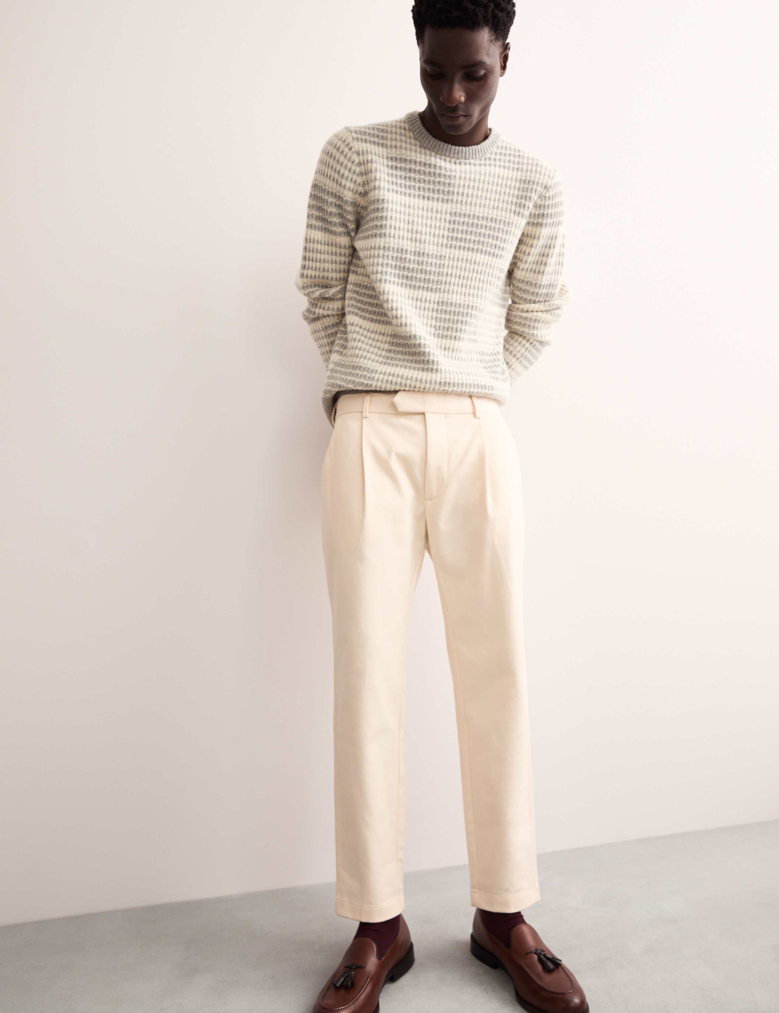 Tapered Fit Pleated Italian Trouser with Cashmere. 6 of 8